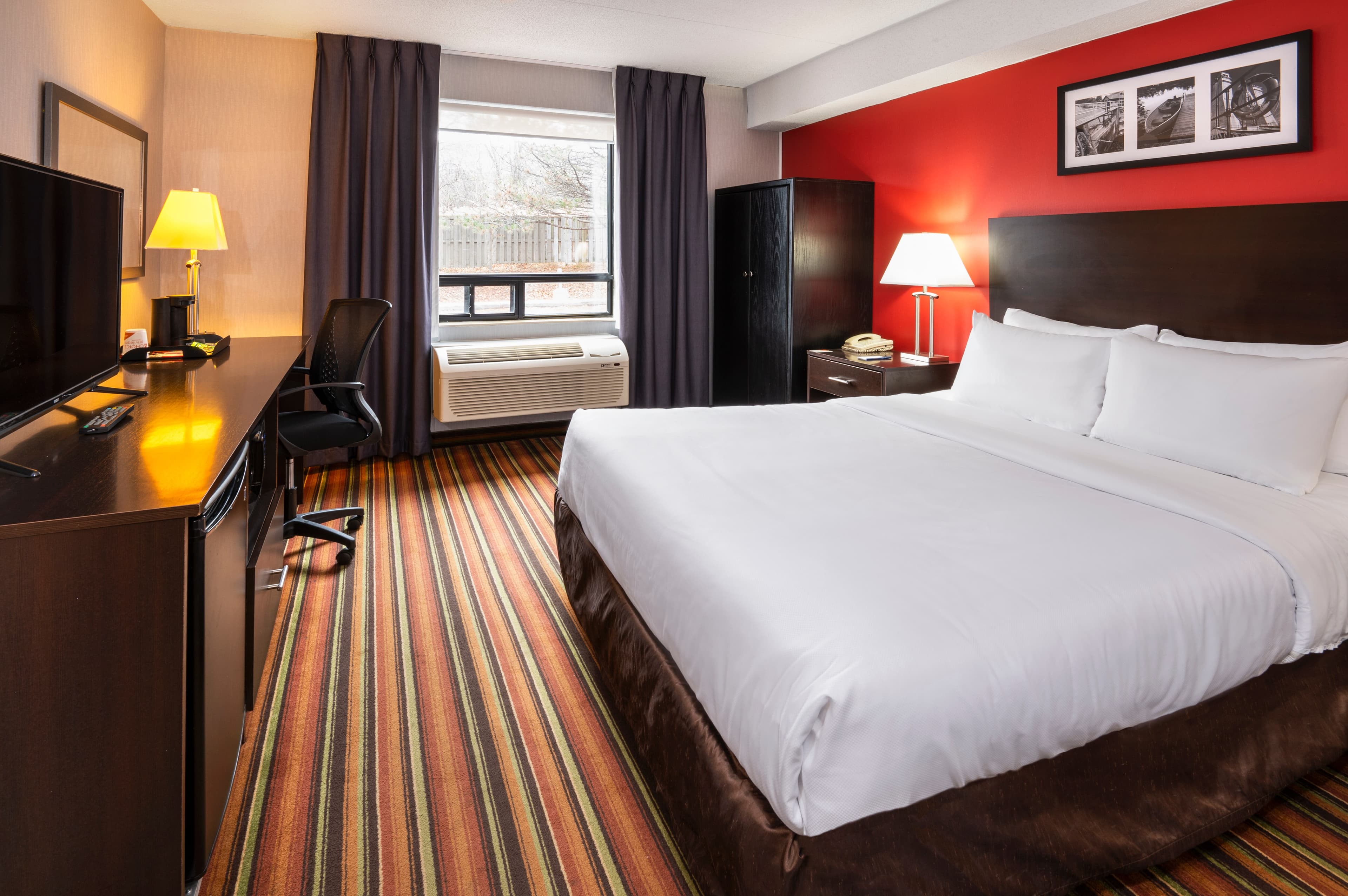 Comfort Hotel & Suites - Image 2