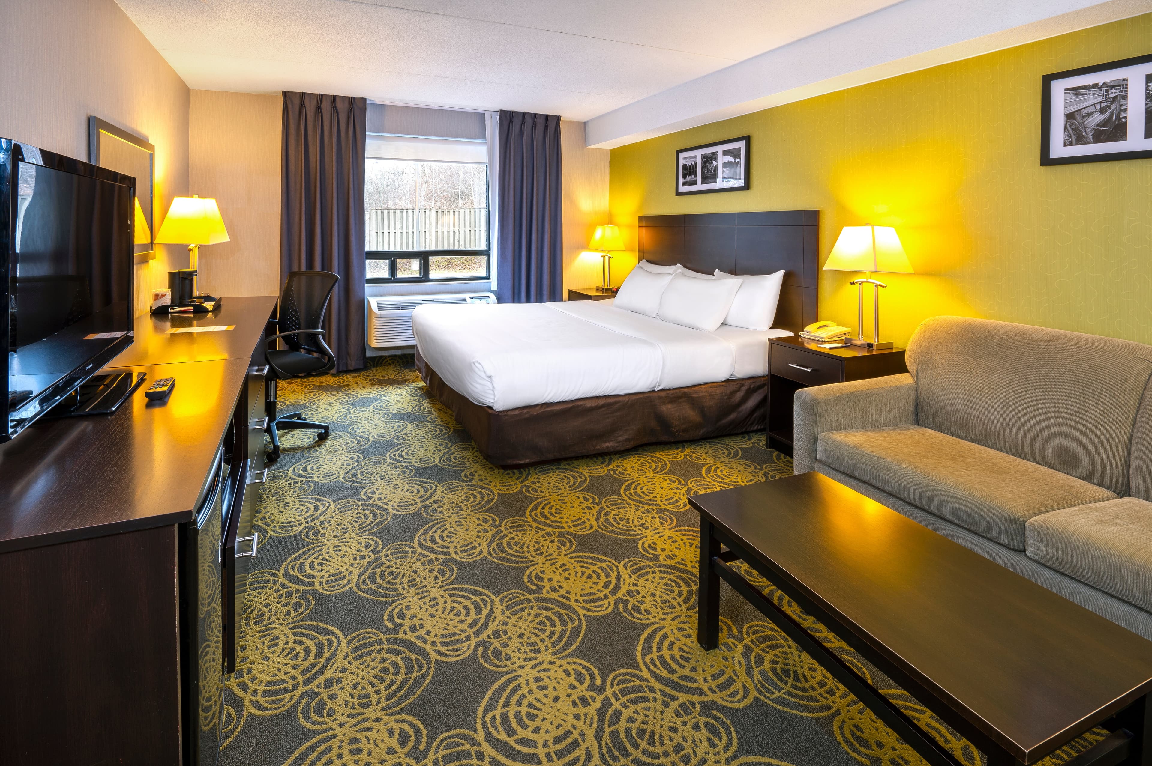 Comfort Hotel & Suites - Image 4