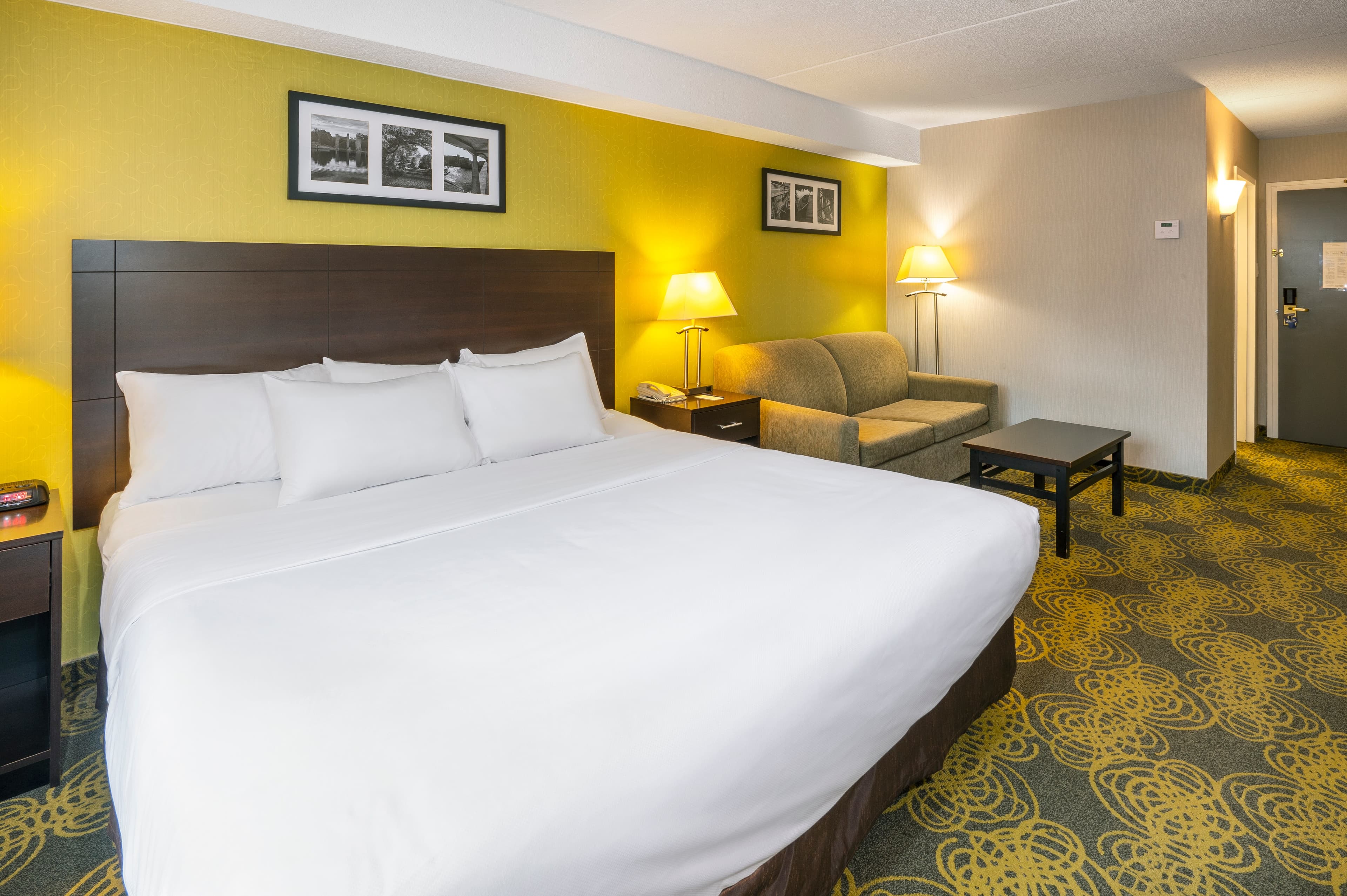 Comfort Hotel & Suites - Image 5