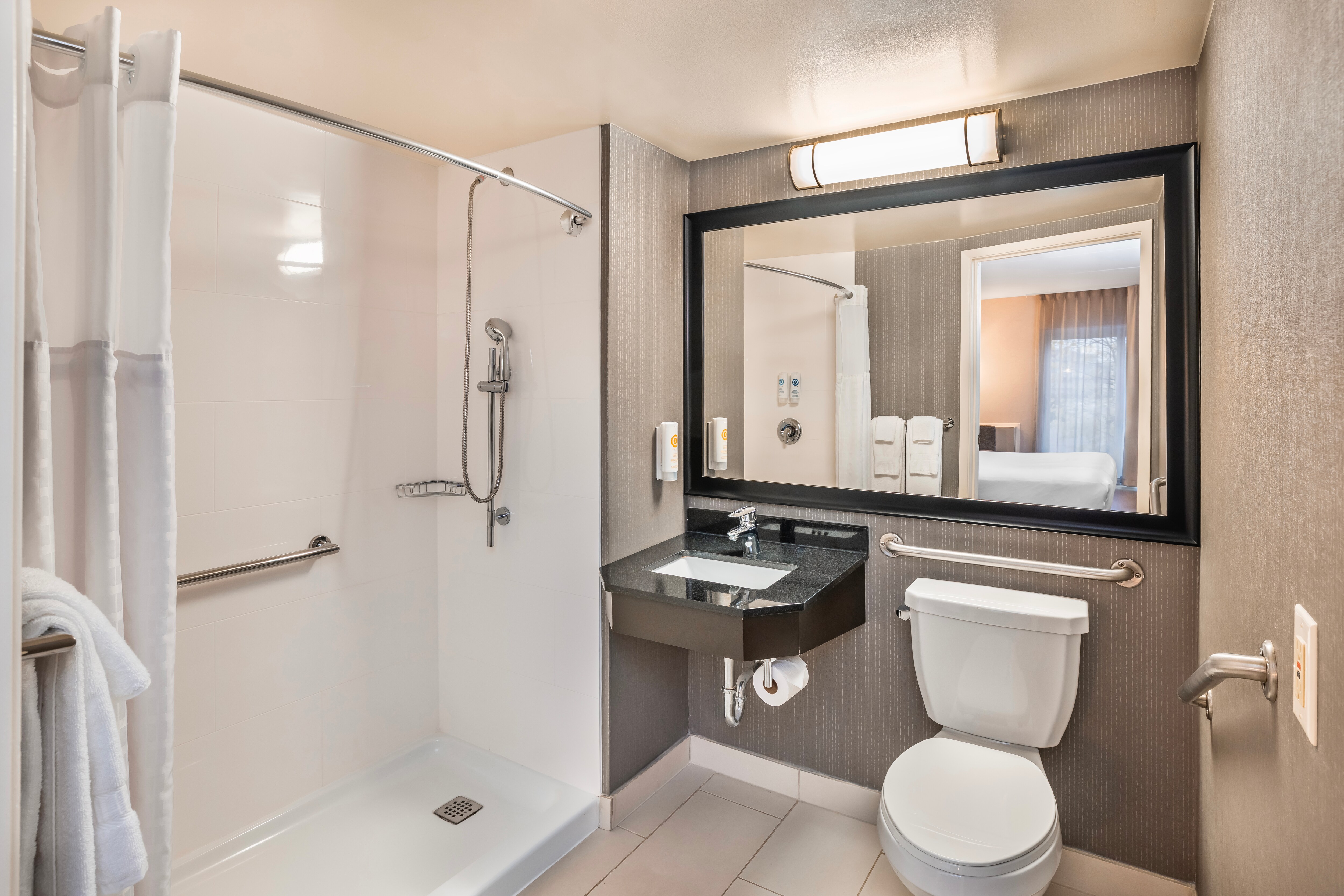 Comfort Inn East - Image 3