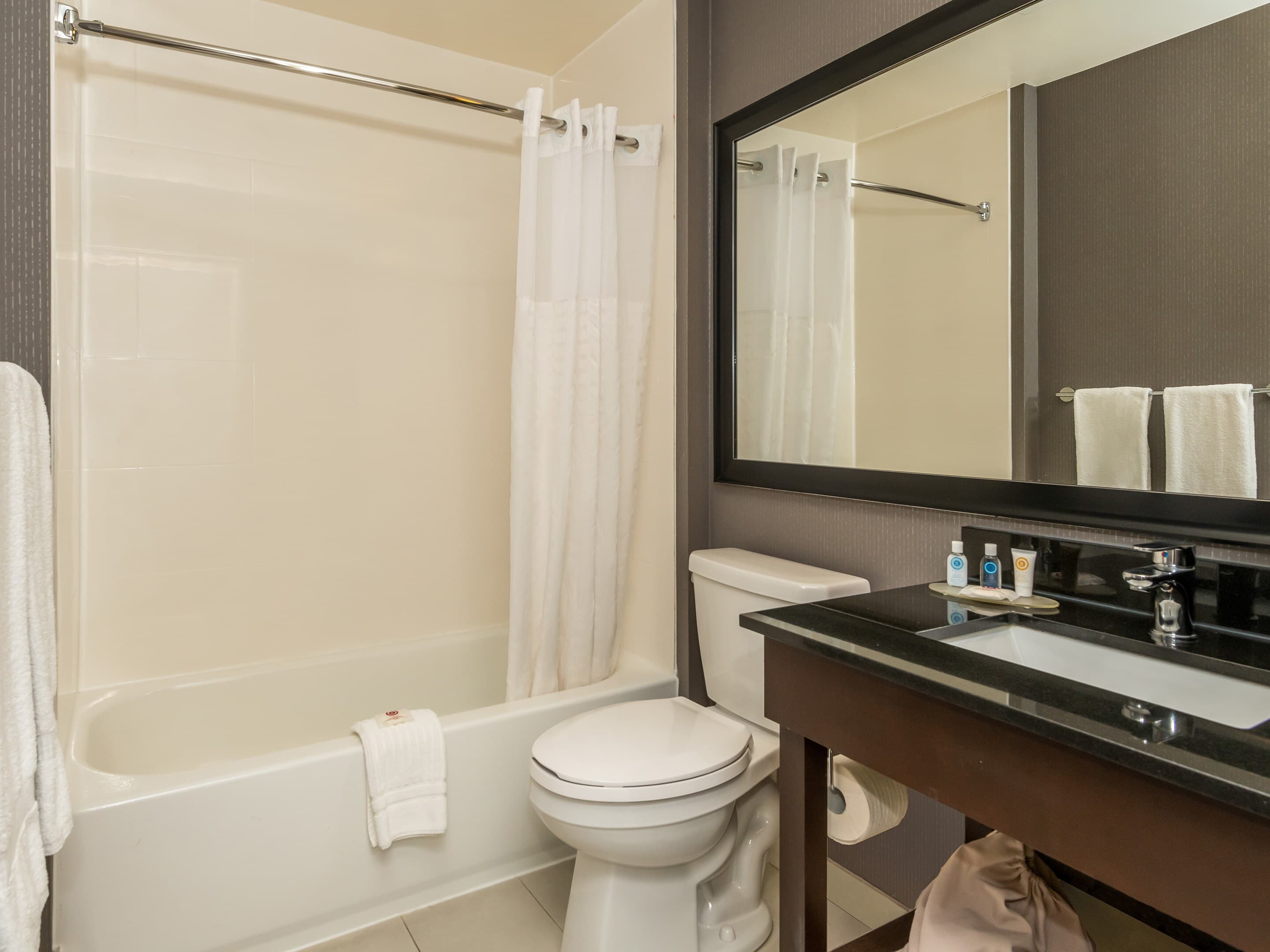 Comfort Inn West - Image 2