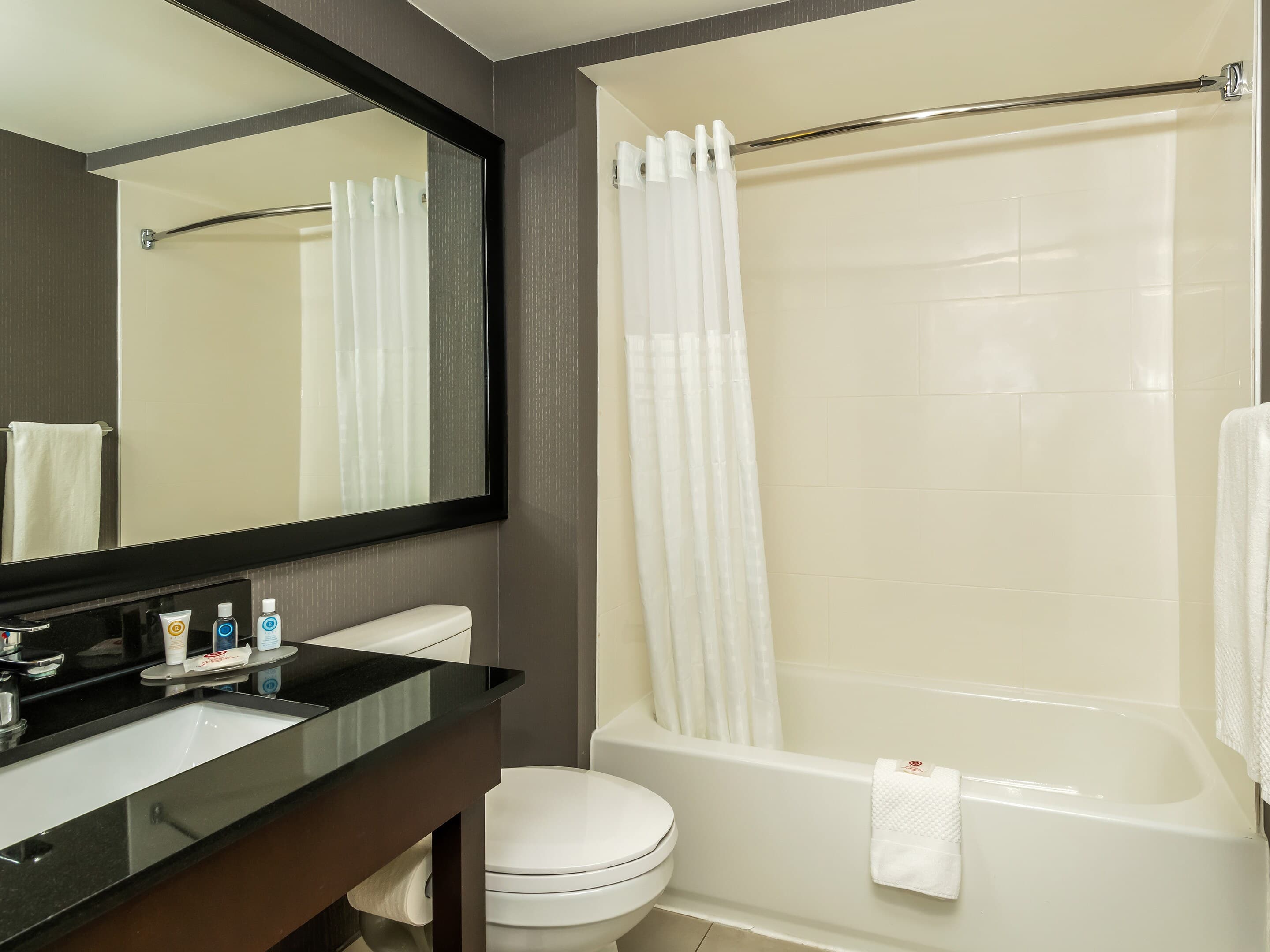 Comfort Inn West - Image 3