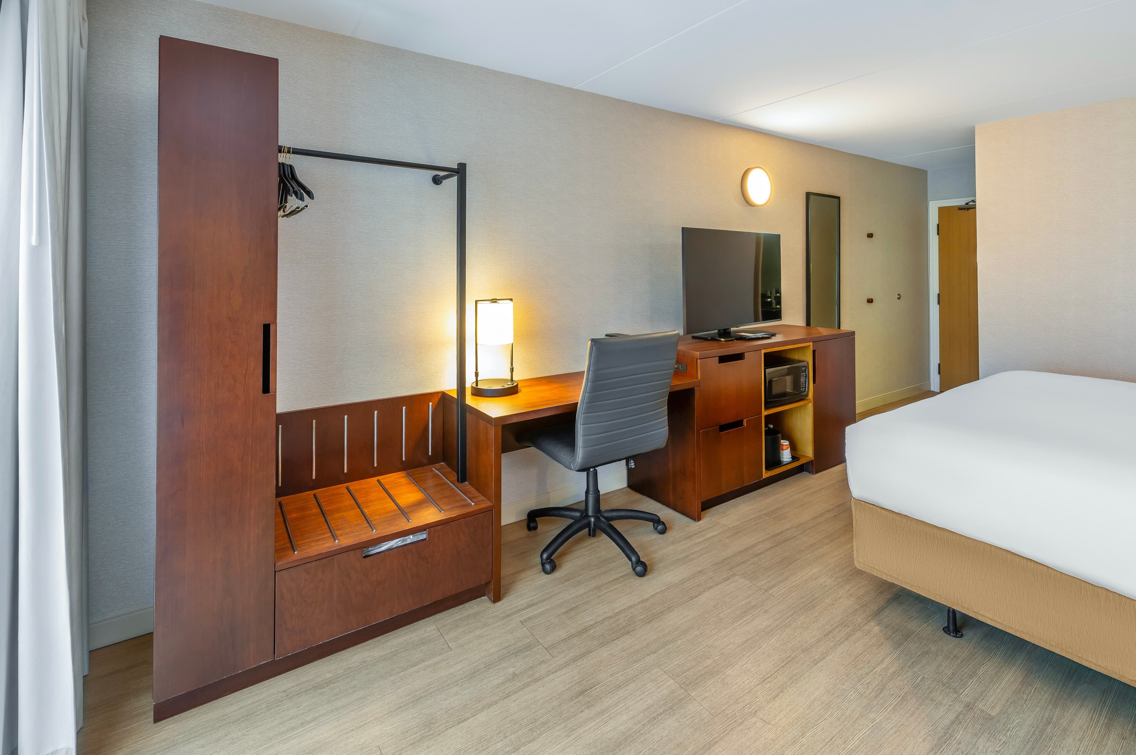Comfort Inn East - Image 5