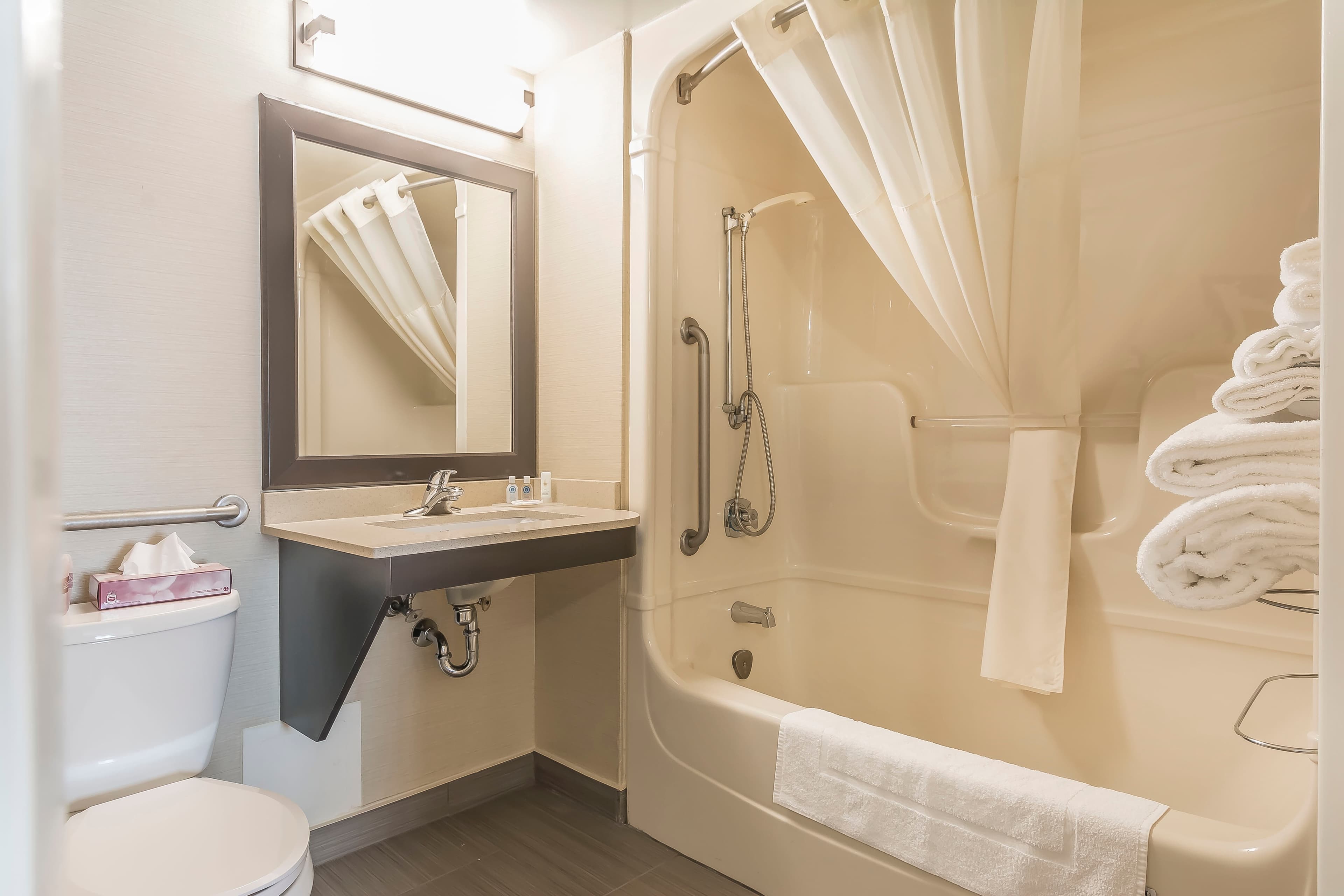 Comfort Inn - Image 2