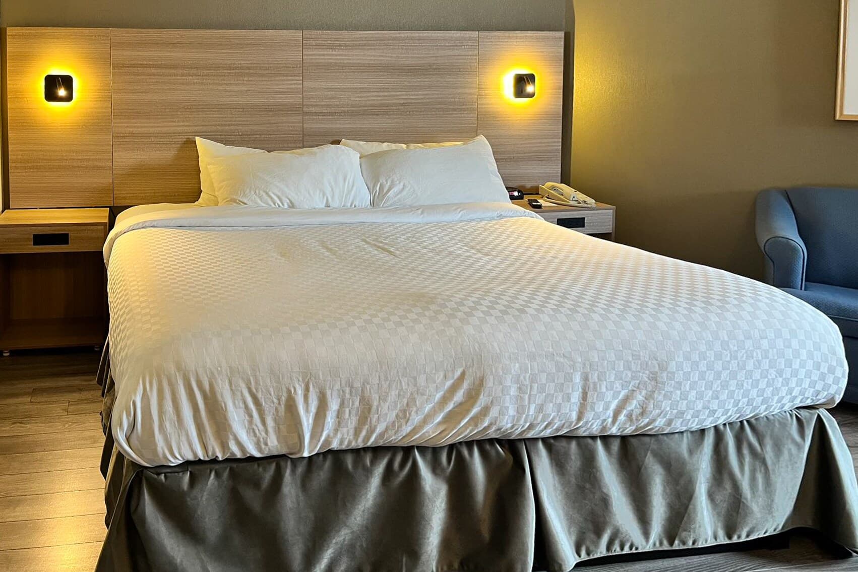 Econo Lodge Airport — 8