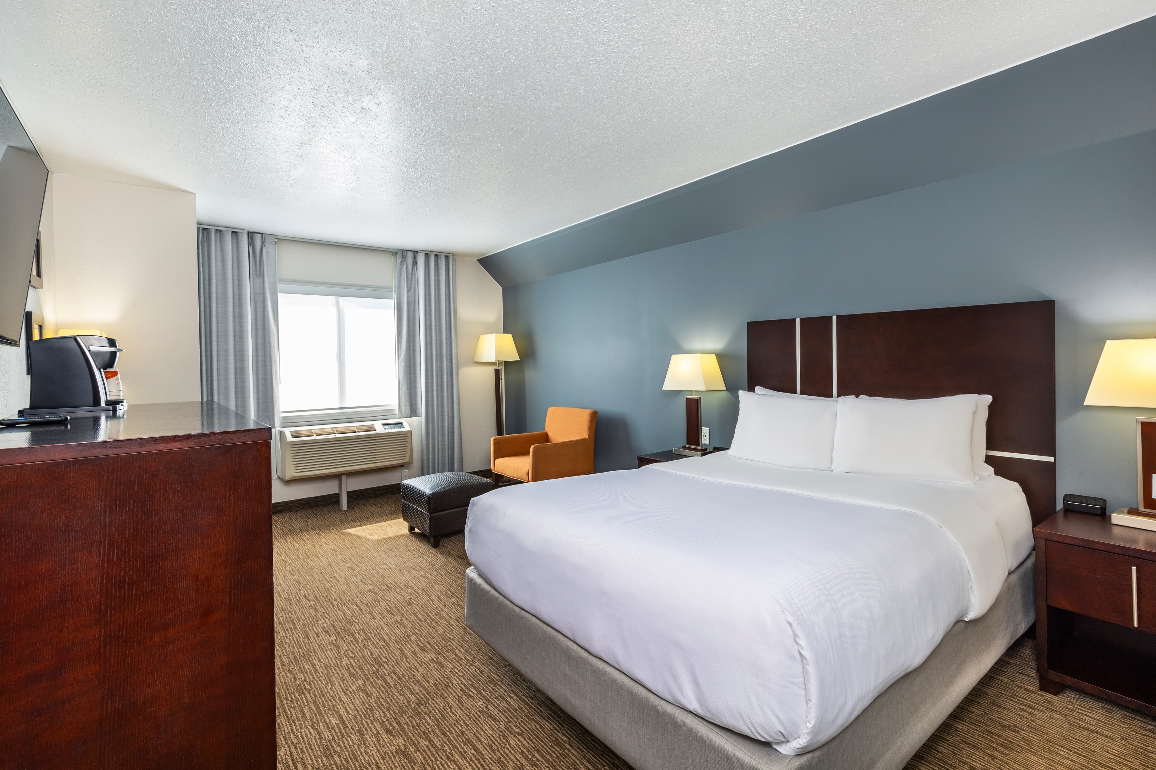 Comfort Inn & Suites - Image 2