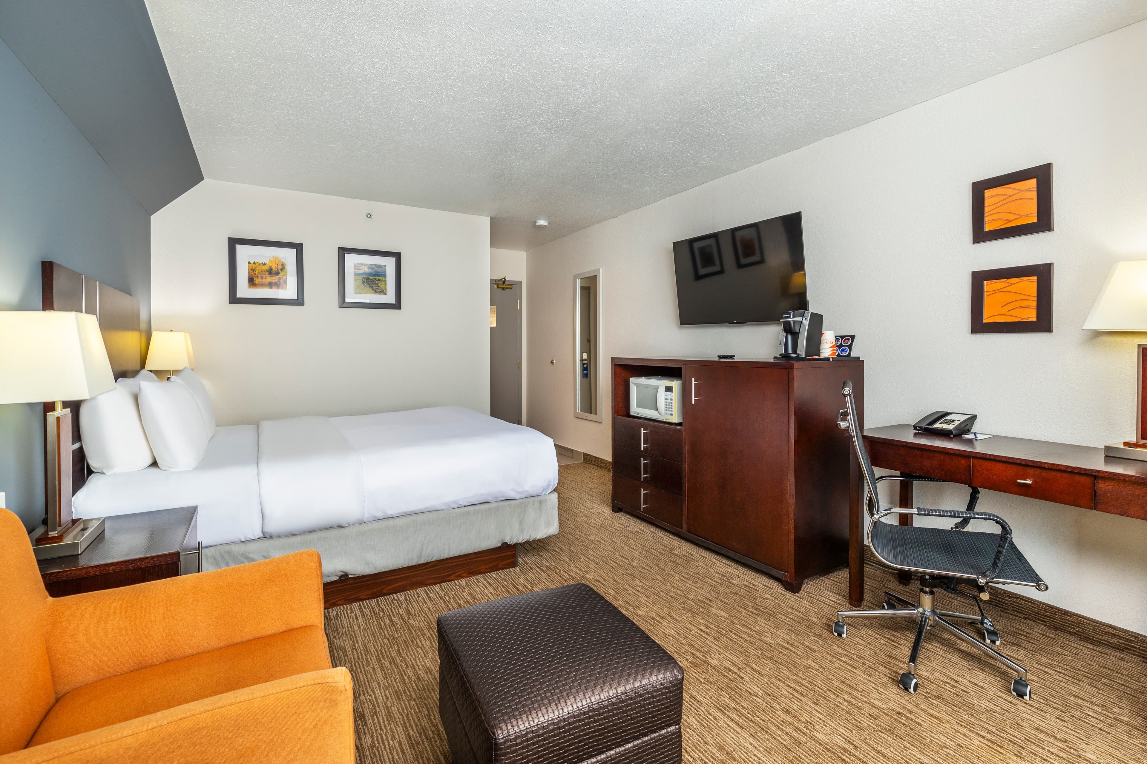 Comfort Inn & Suites - Image 4