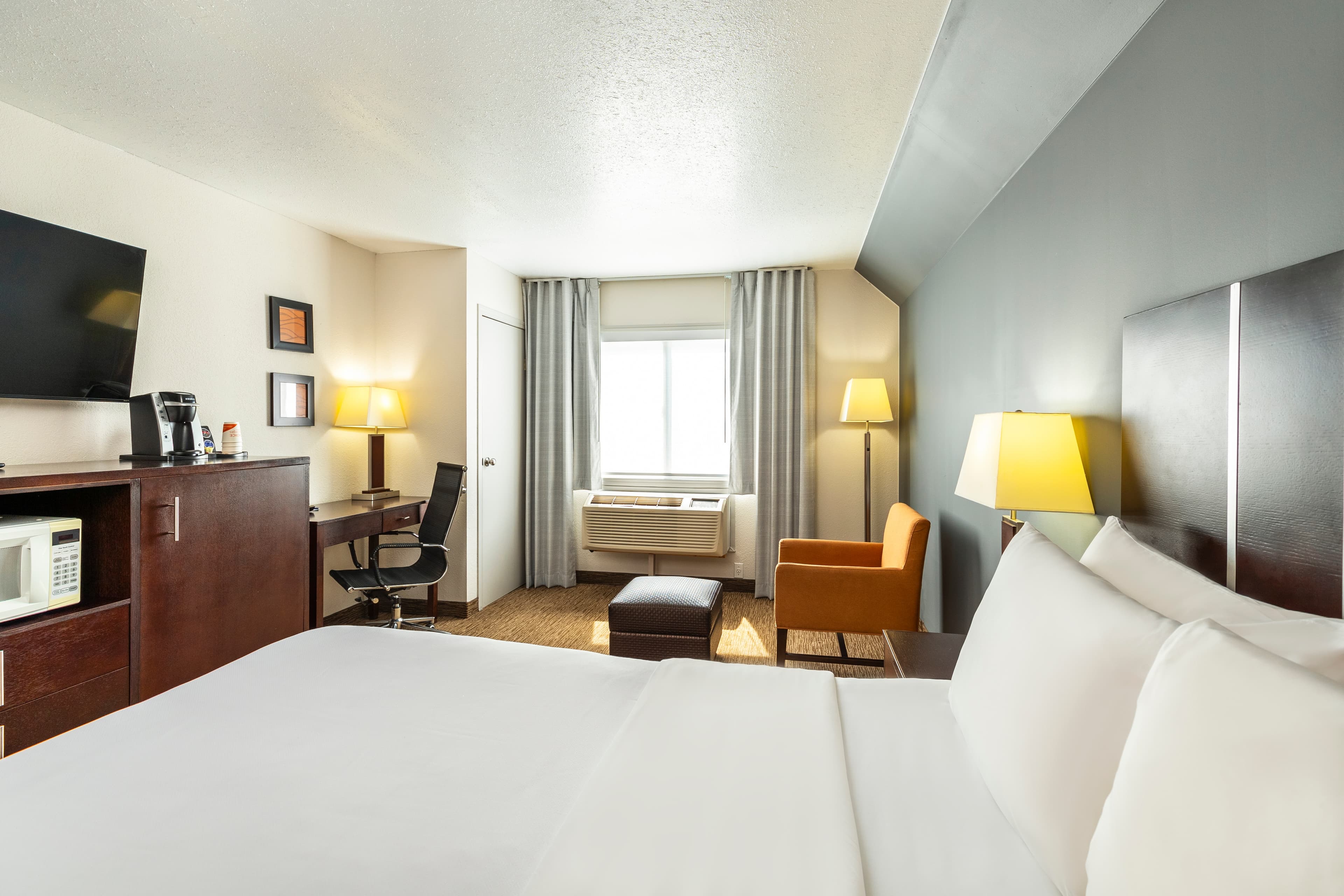 Comfort Inn & Suites - Image 5