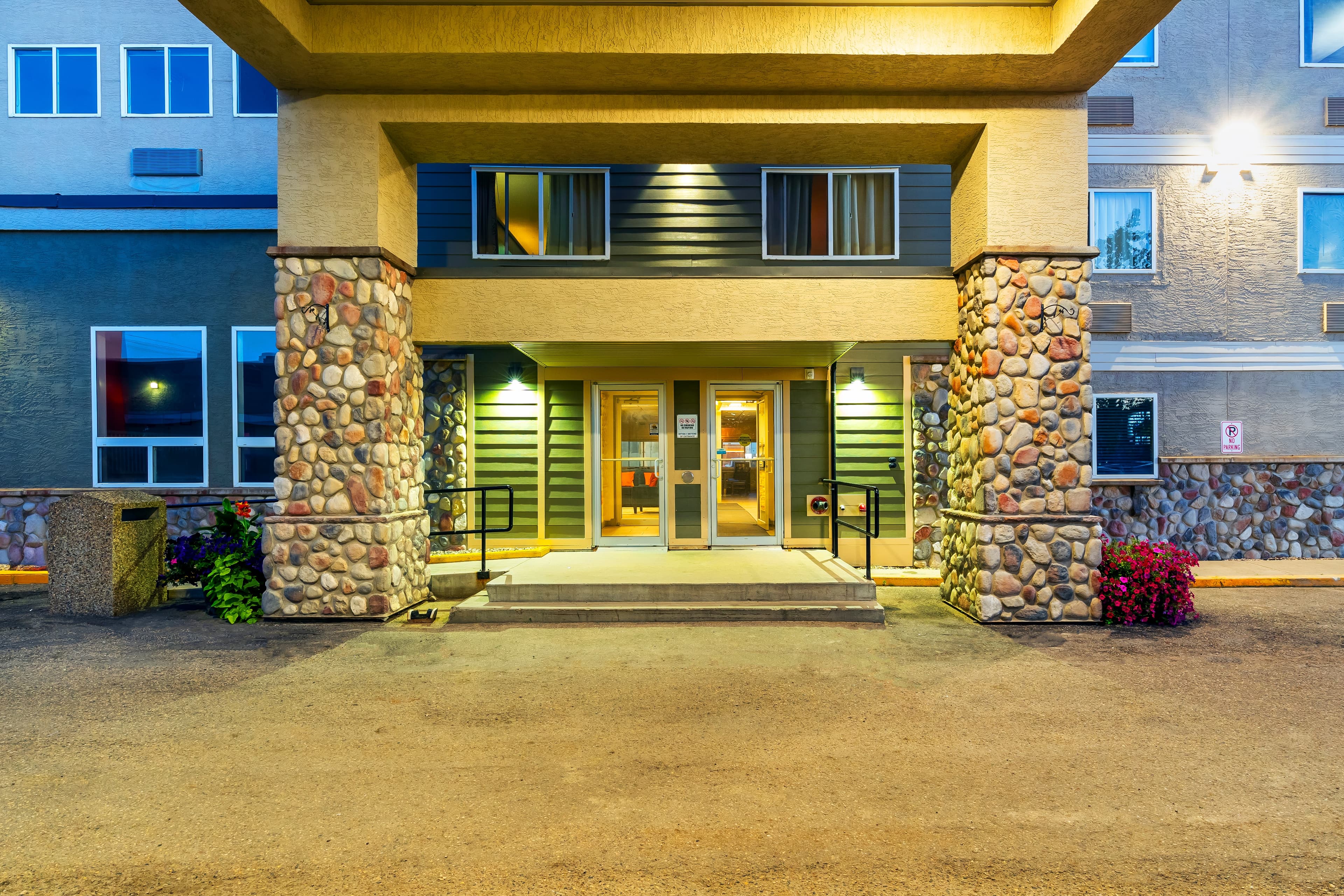 Comfort Inn & Suites - Image 1