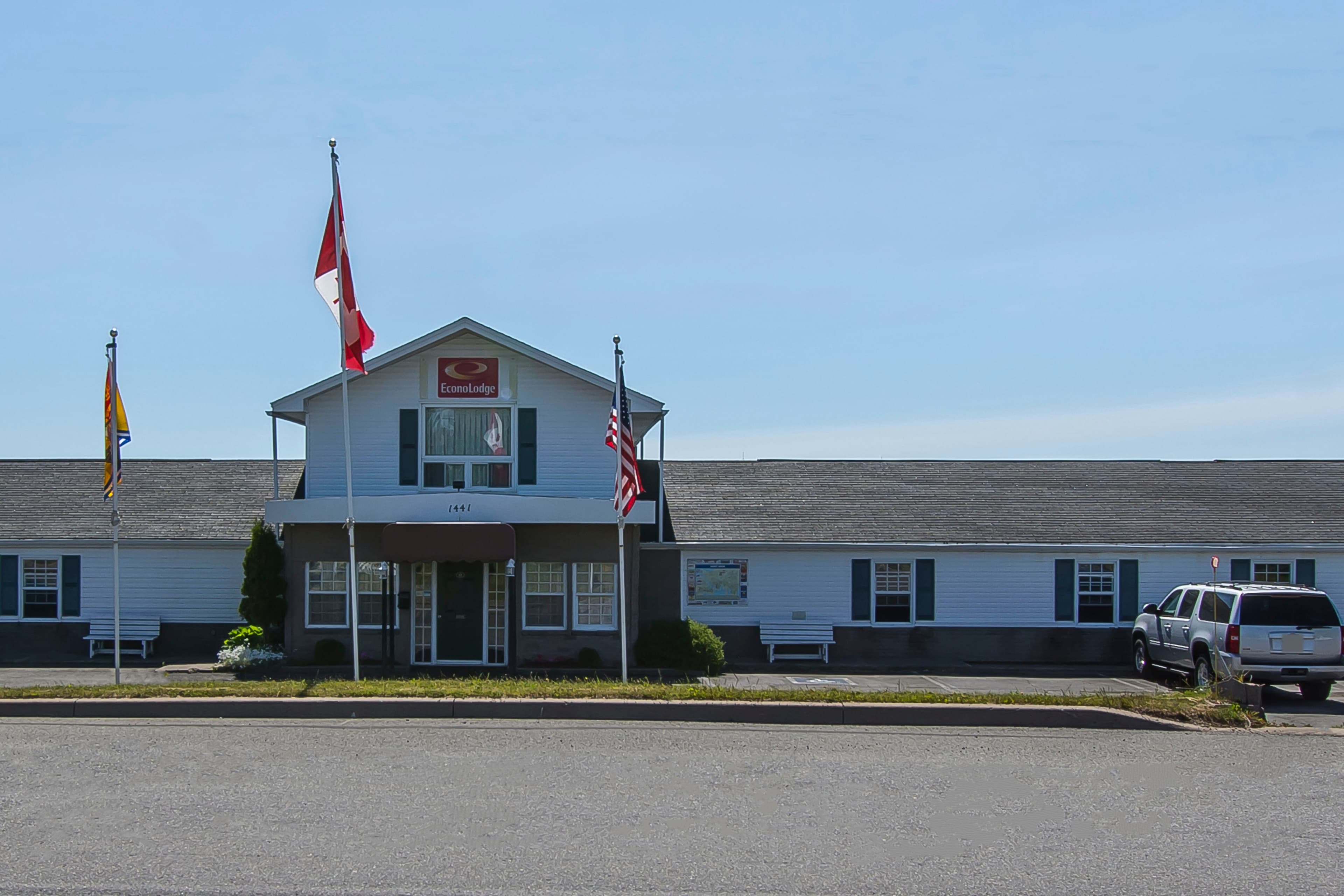 Econo Lodge Inn & Suites - Image 1