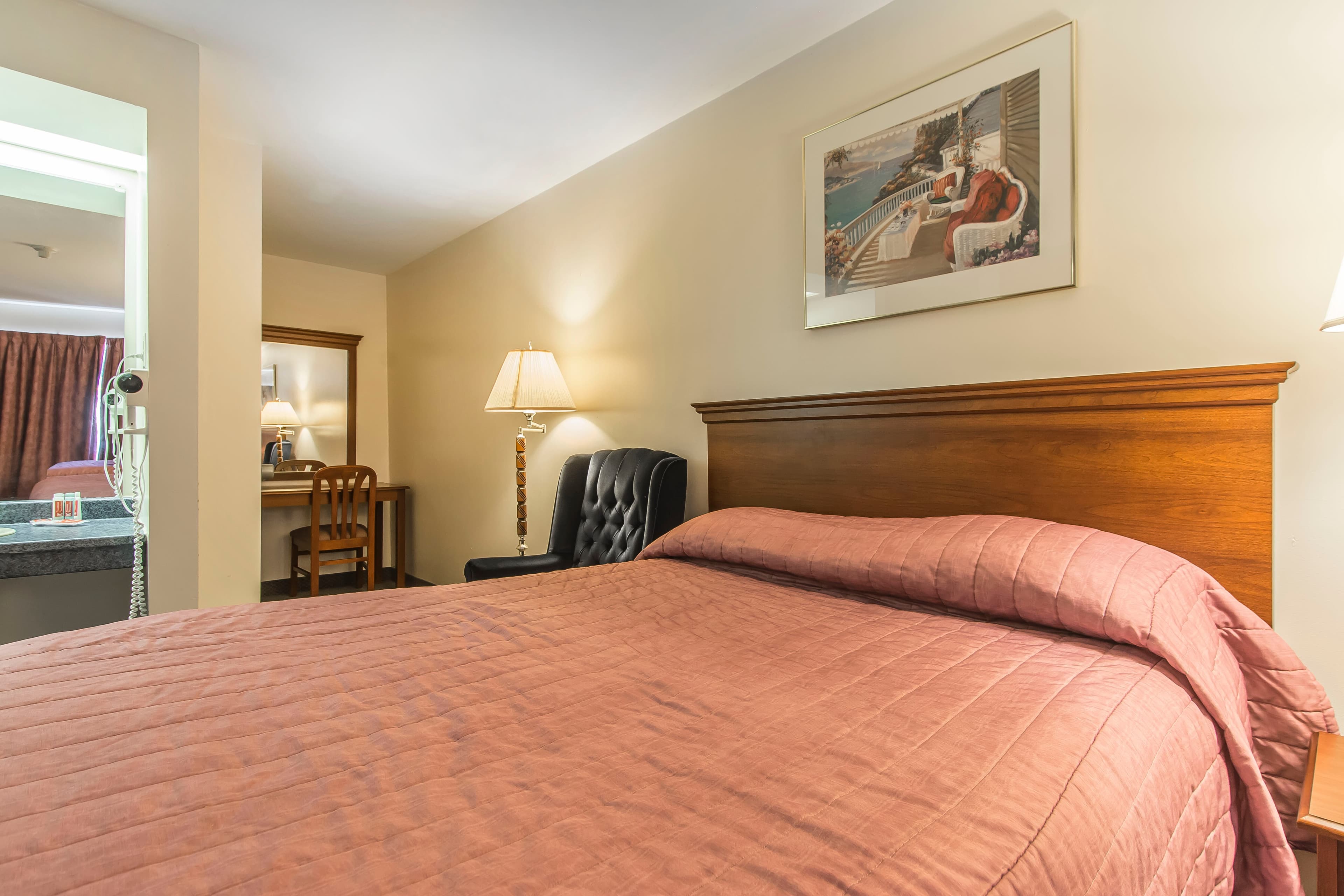 Econo Lodge Inn & Suites - Image 2