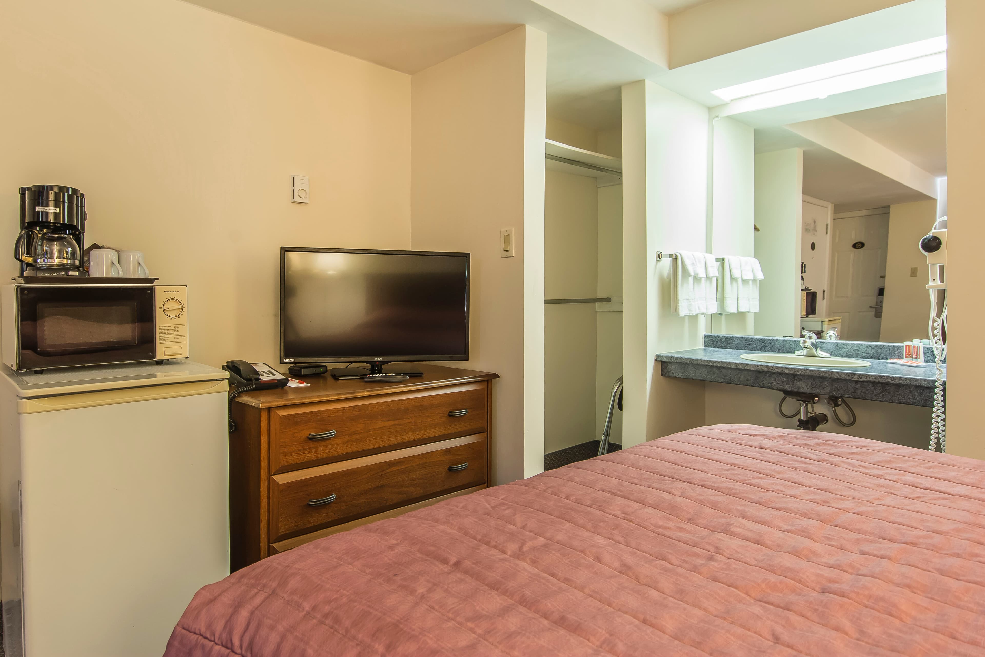 Econo Lodge Inn & Suites - Image 3