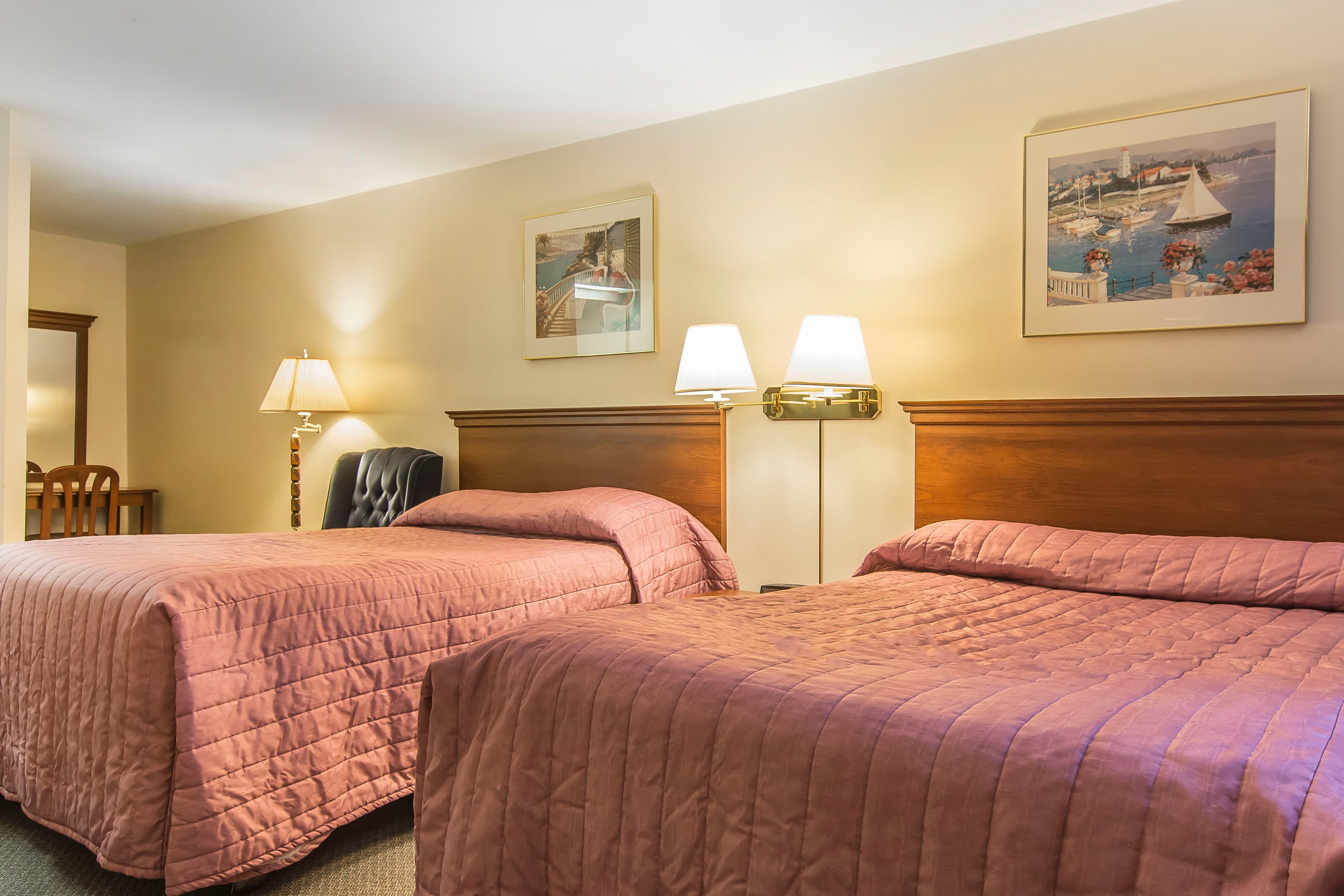 Econo Lodge Inn & Suites - Image 4