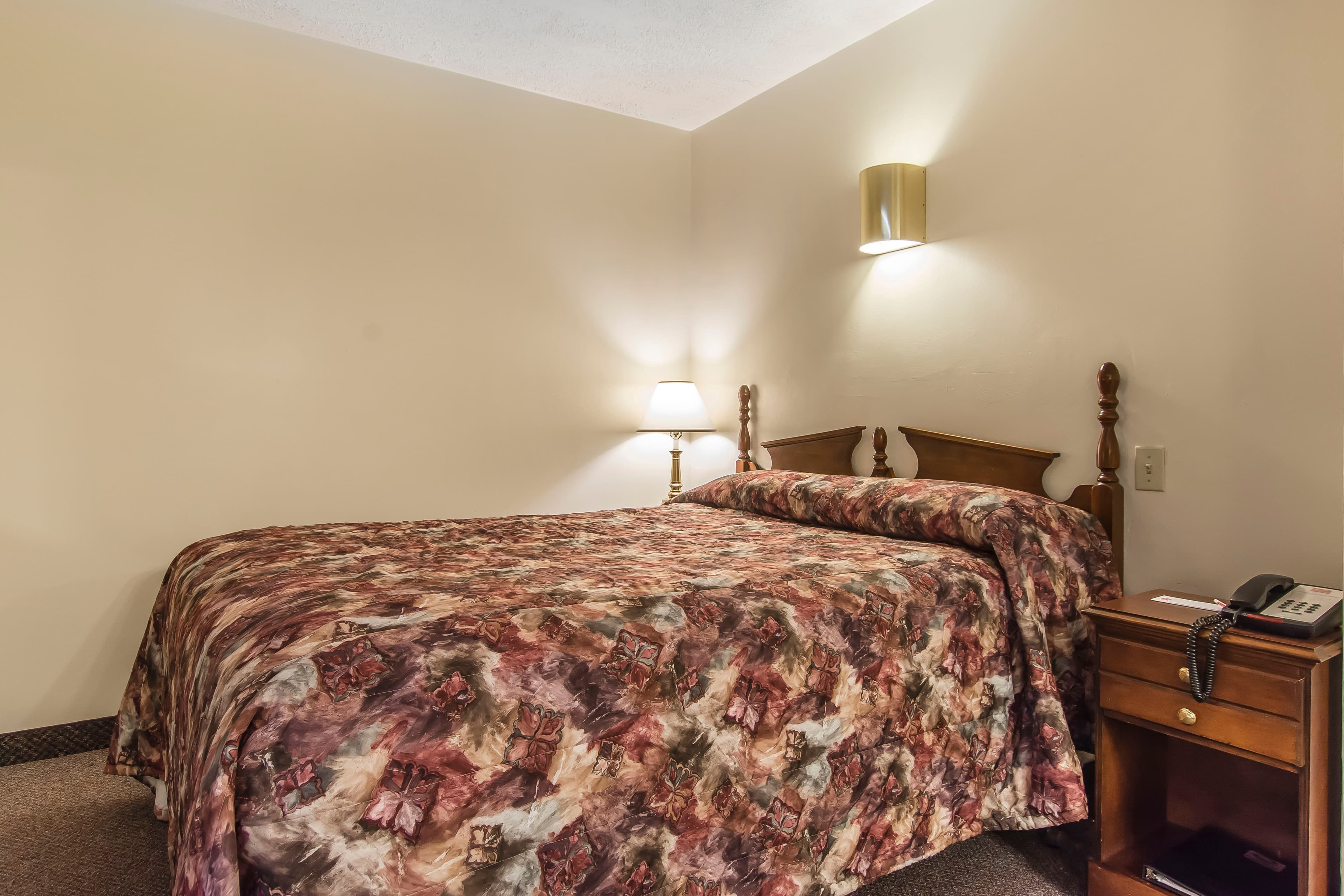 Econo Lodge Inn & Suites - Image 5