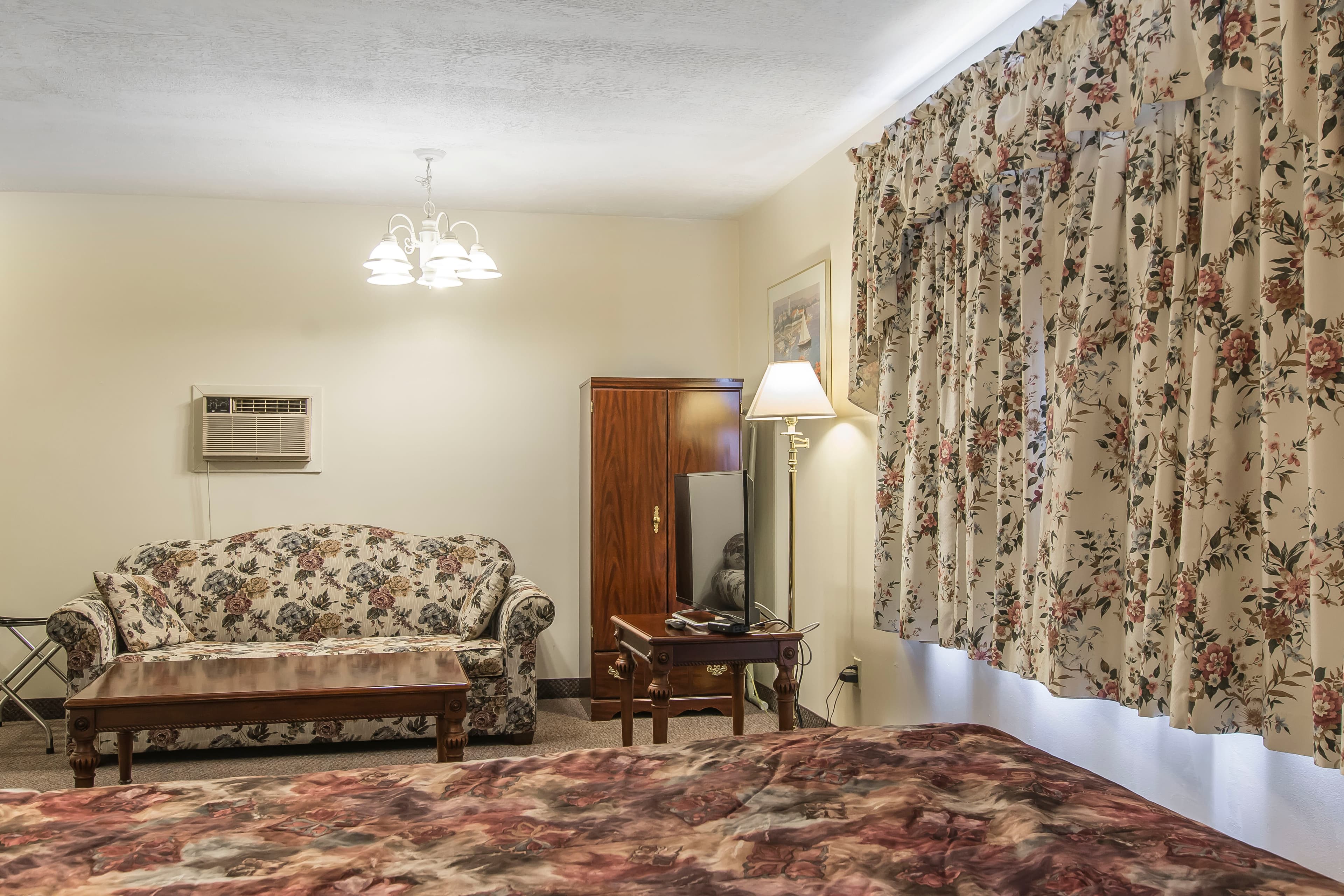 Econo Lodge Inn & Suites — 6