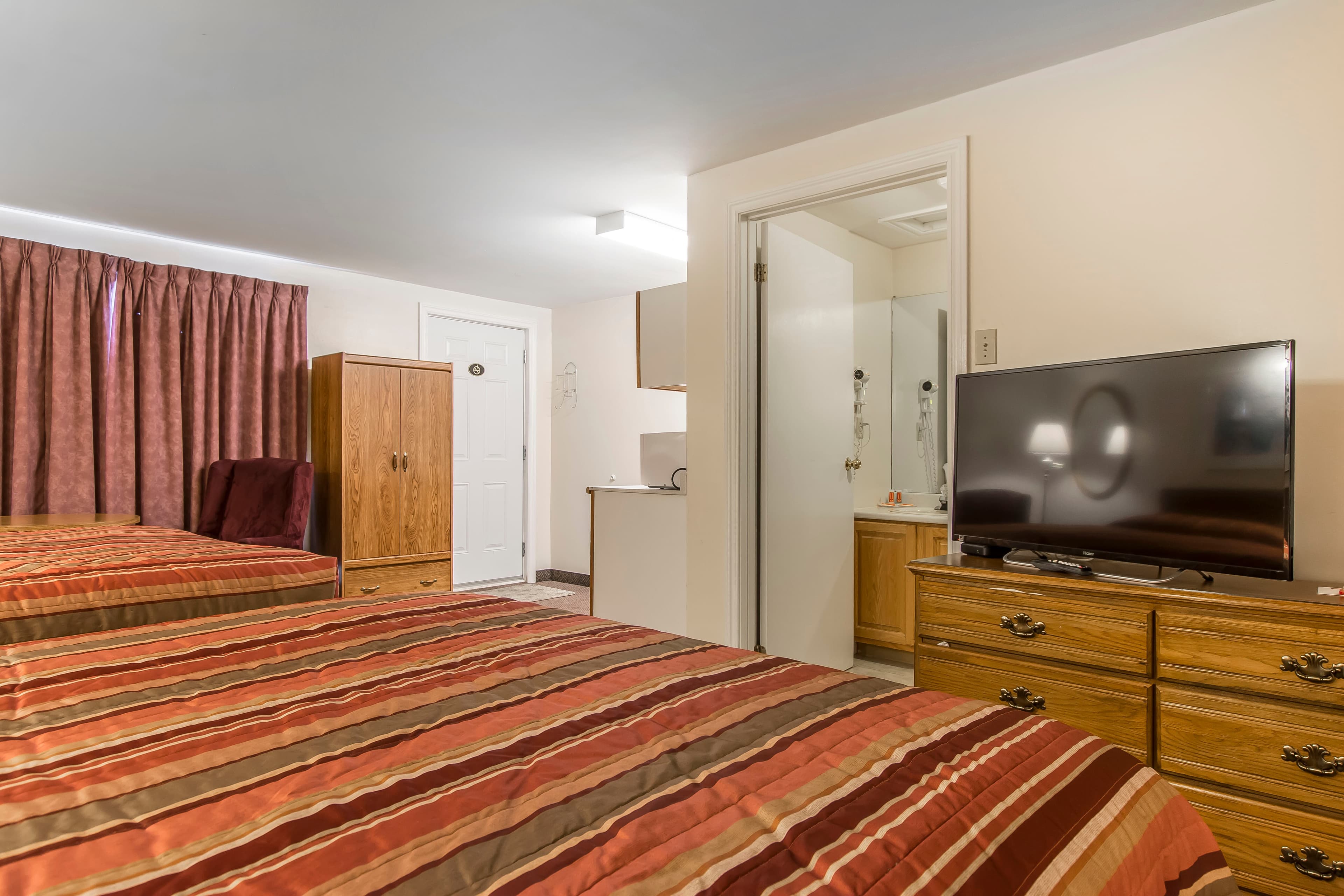 Econo Lodge Inn & Suites — 9