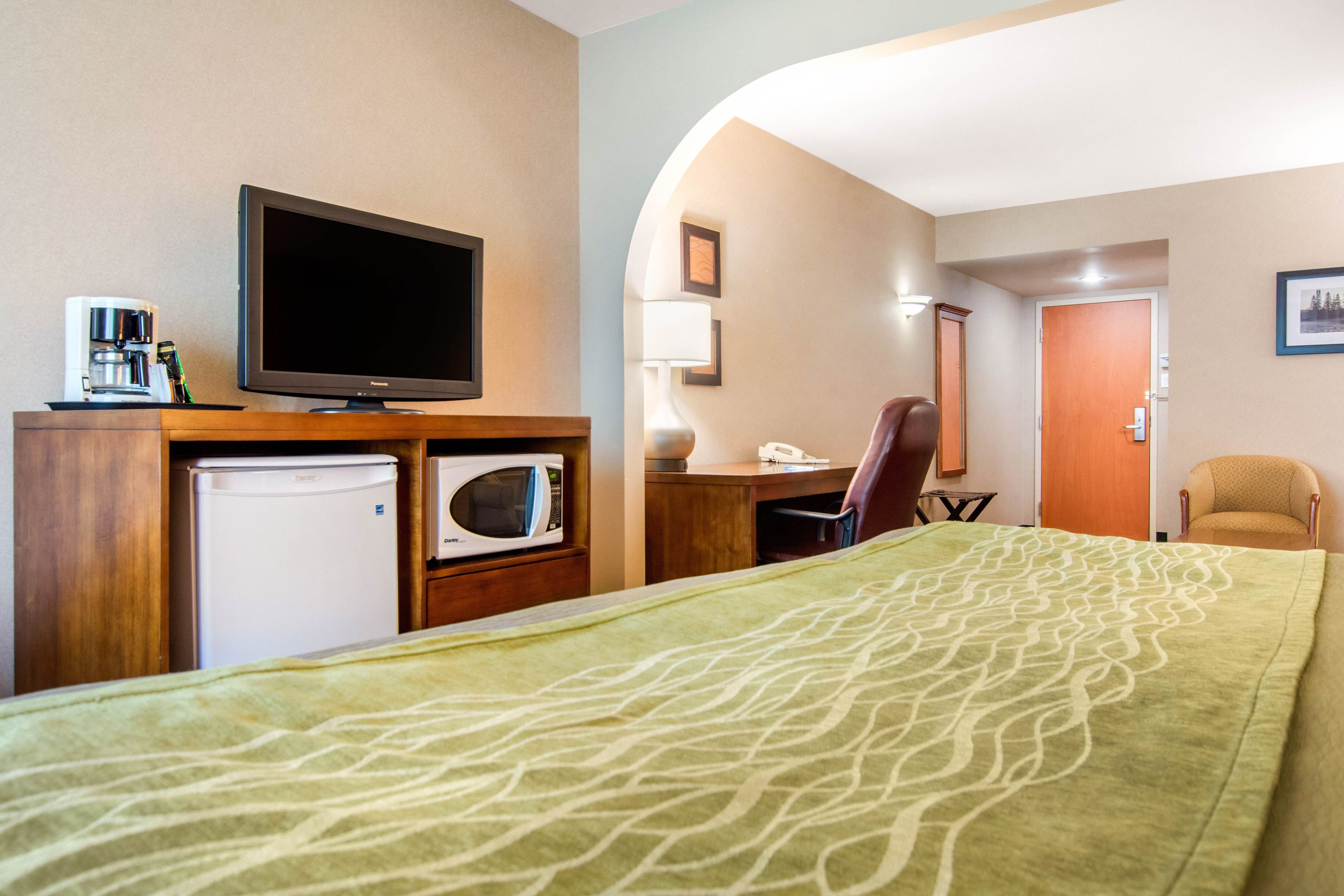 Comfort Inn & Suites - Image 4