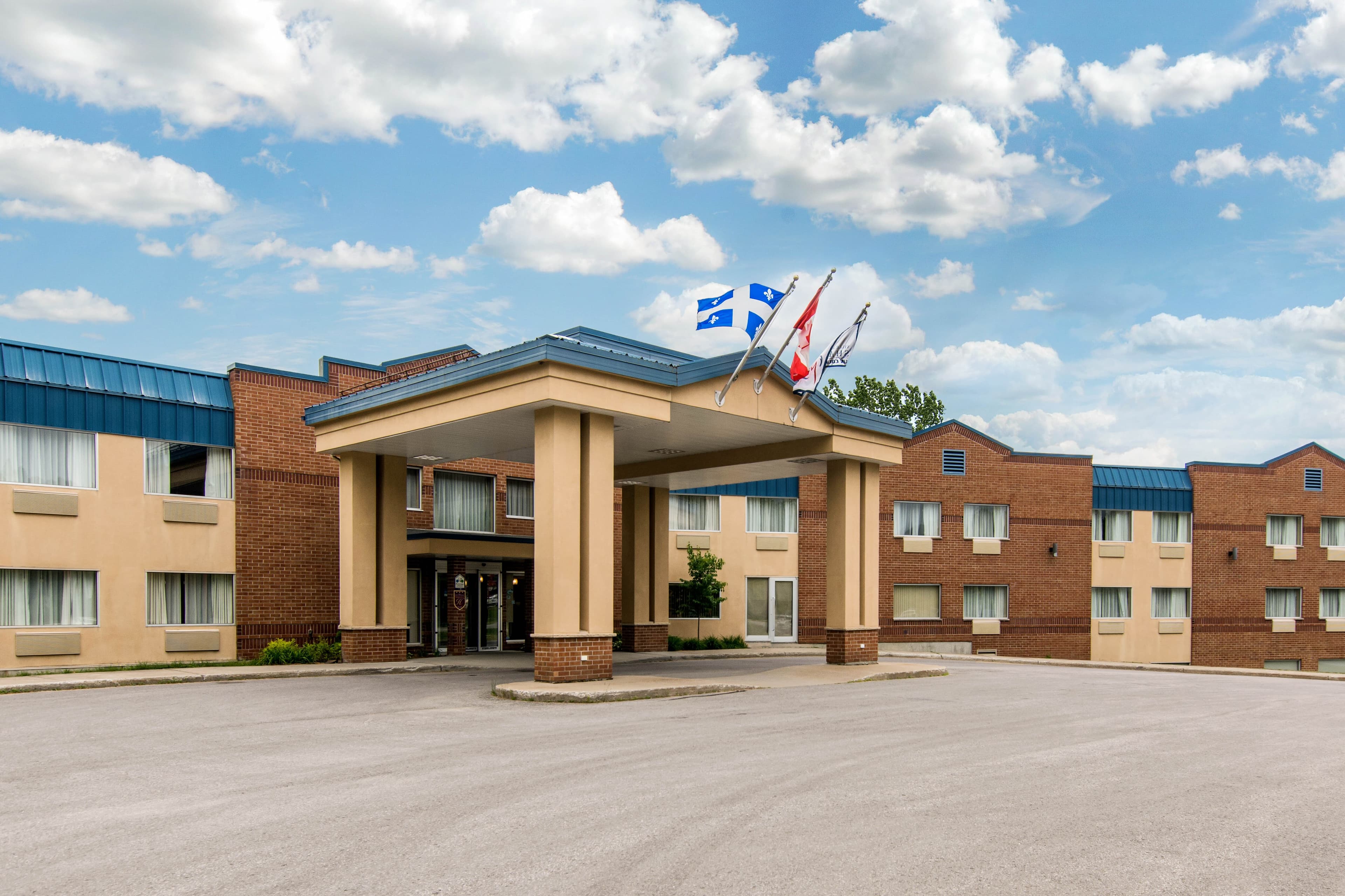 Comfort Inn & Suites - Image 1