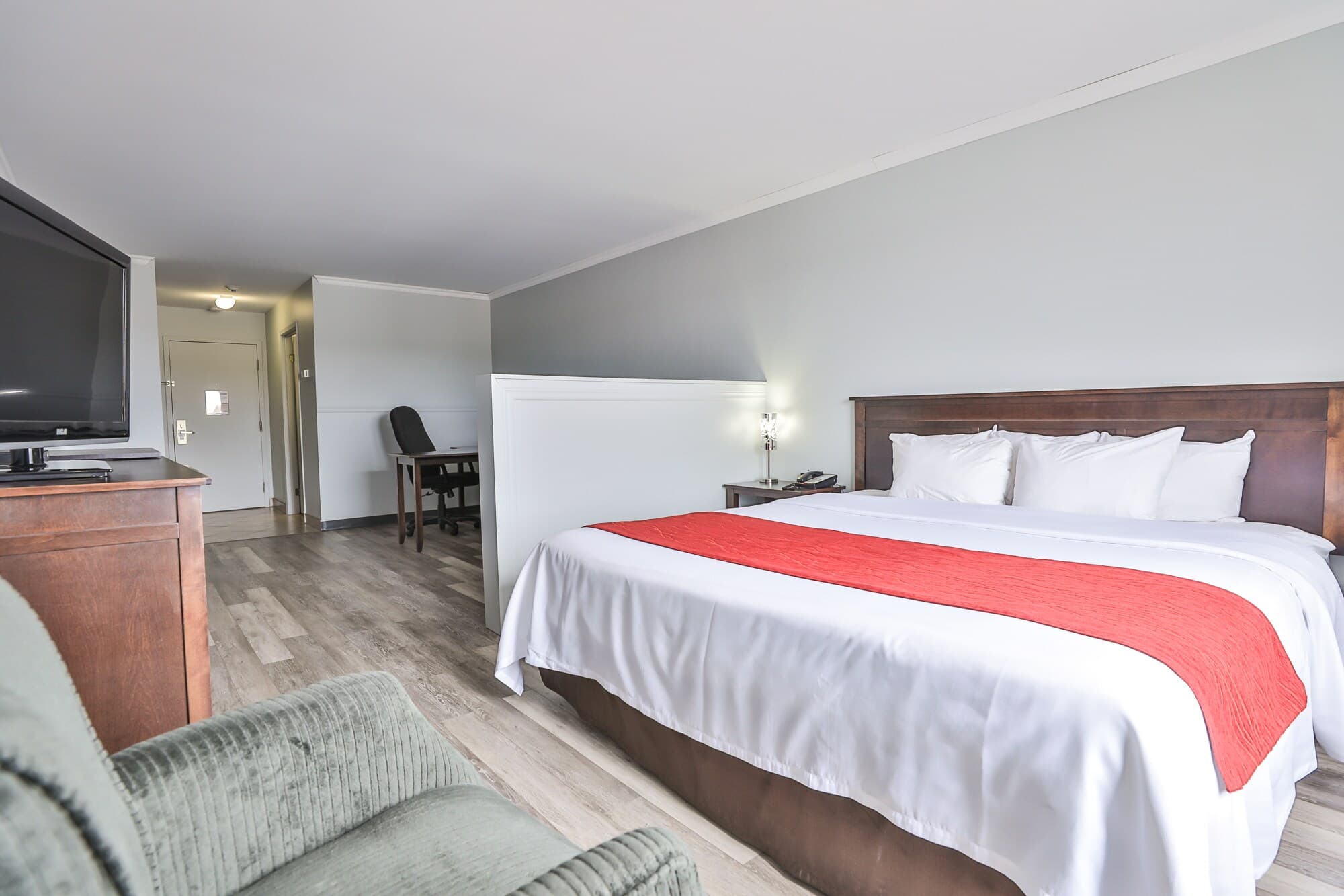 Comfort Inn & Suites - Image 4