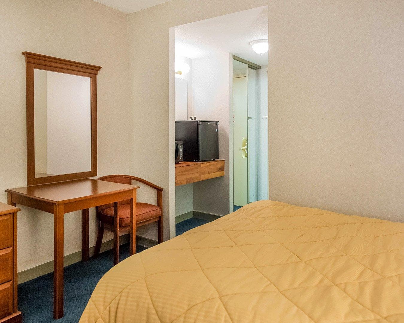 Econo Lodge - Image 3