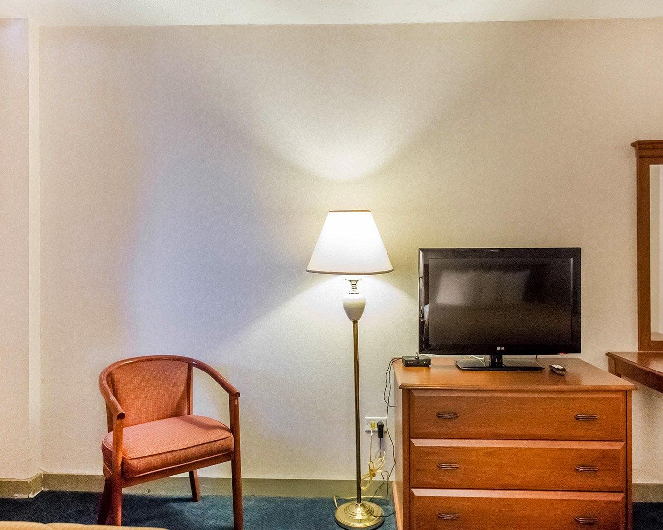 Econo Lodge - Image 4