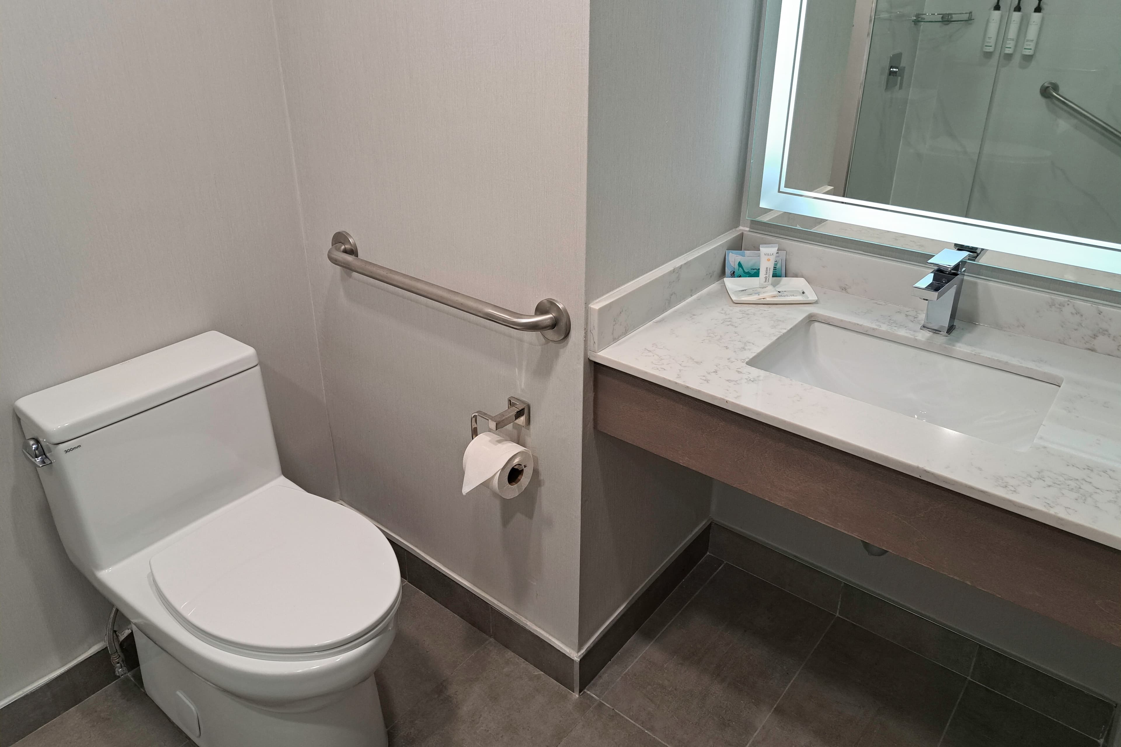 Comfort Hotel Vancouver Airport - Image 4