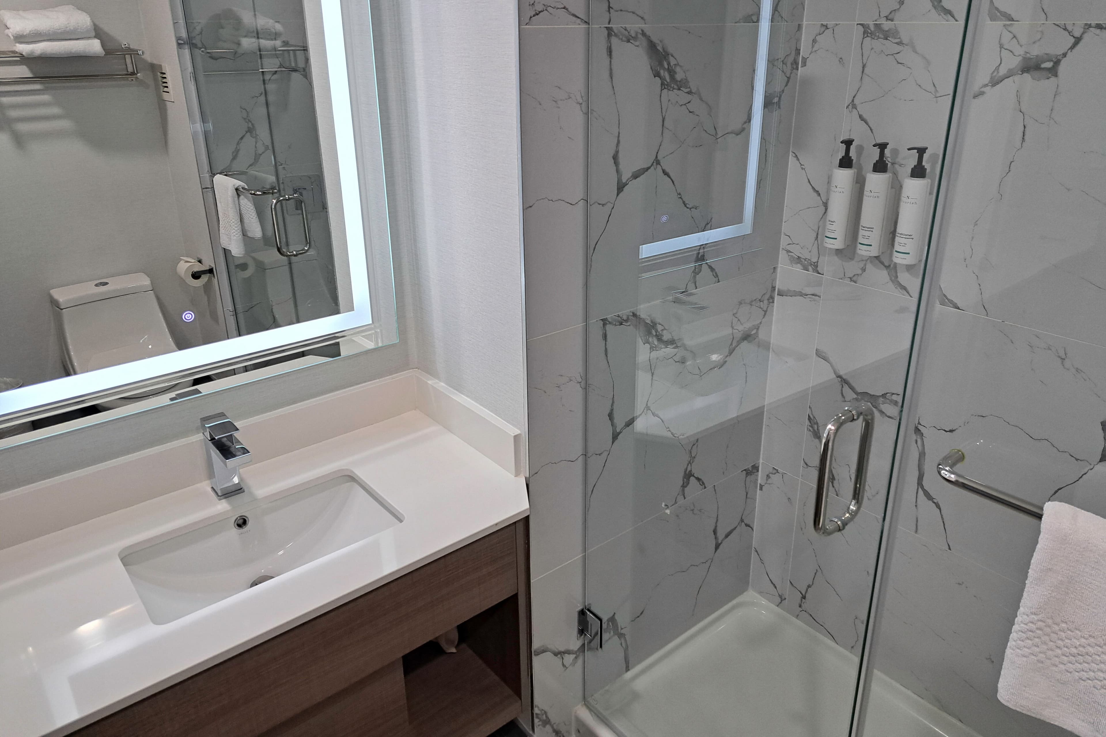 Comfort Hotel Vancouver Airport — 10
