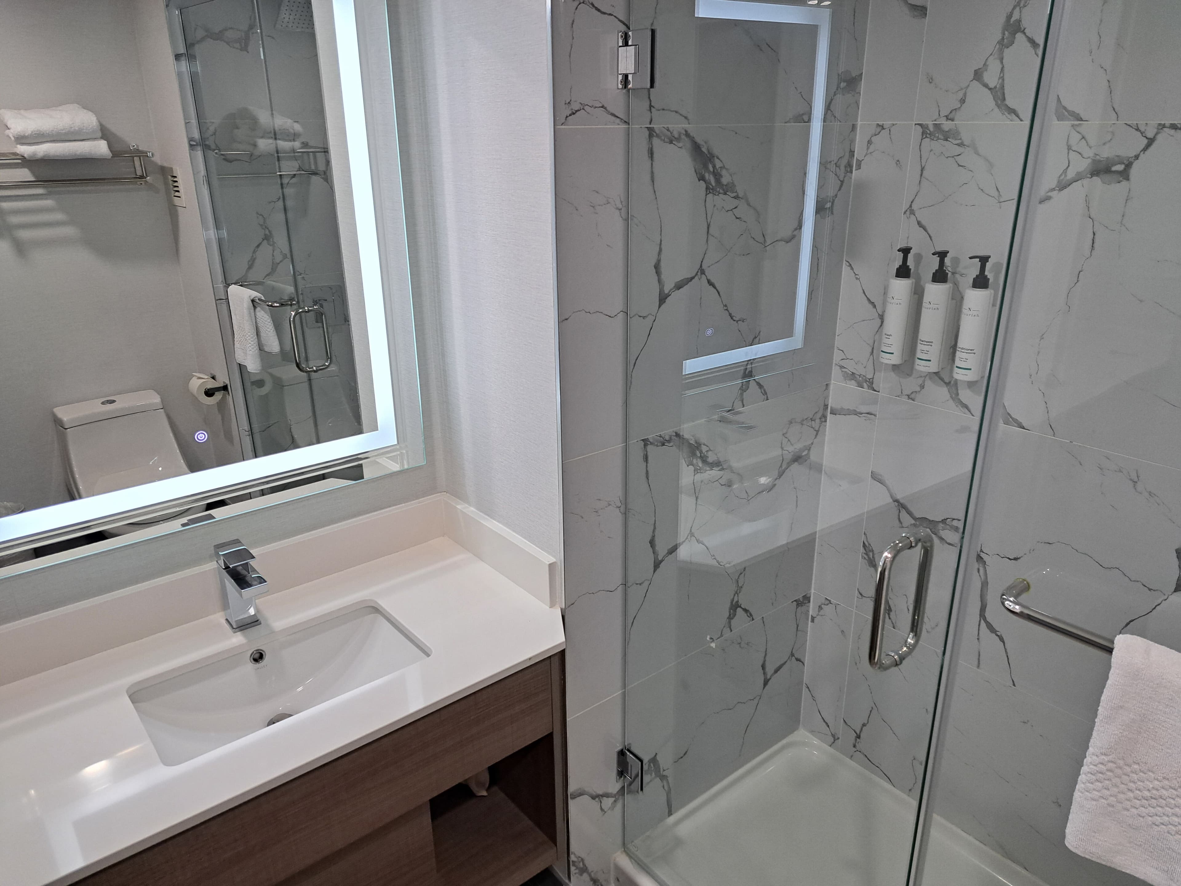 Comfort Hotel Vancouver Airport — 6