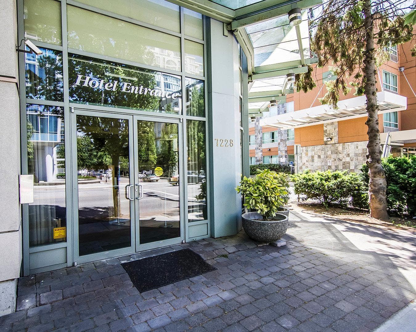 Comfort Hotel Vancouver Airport - Image 1