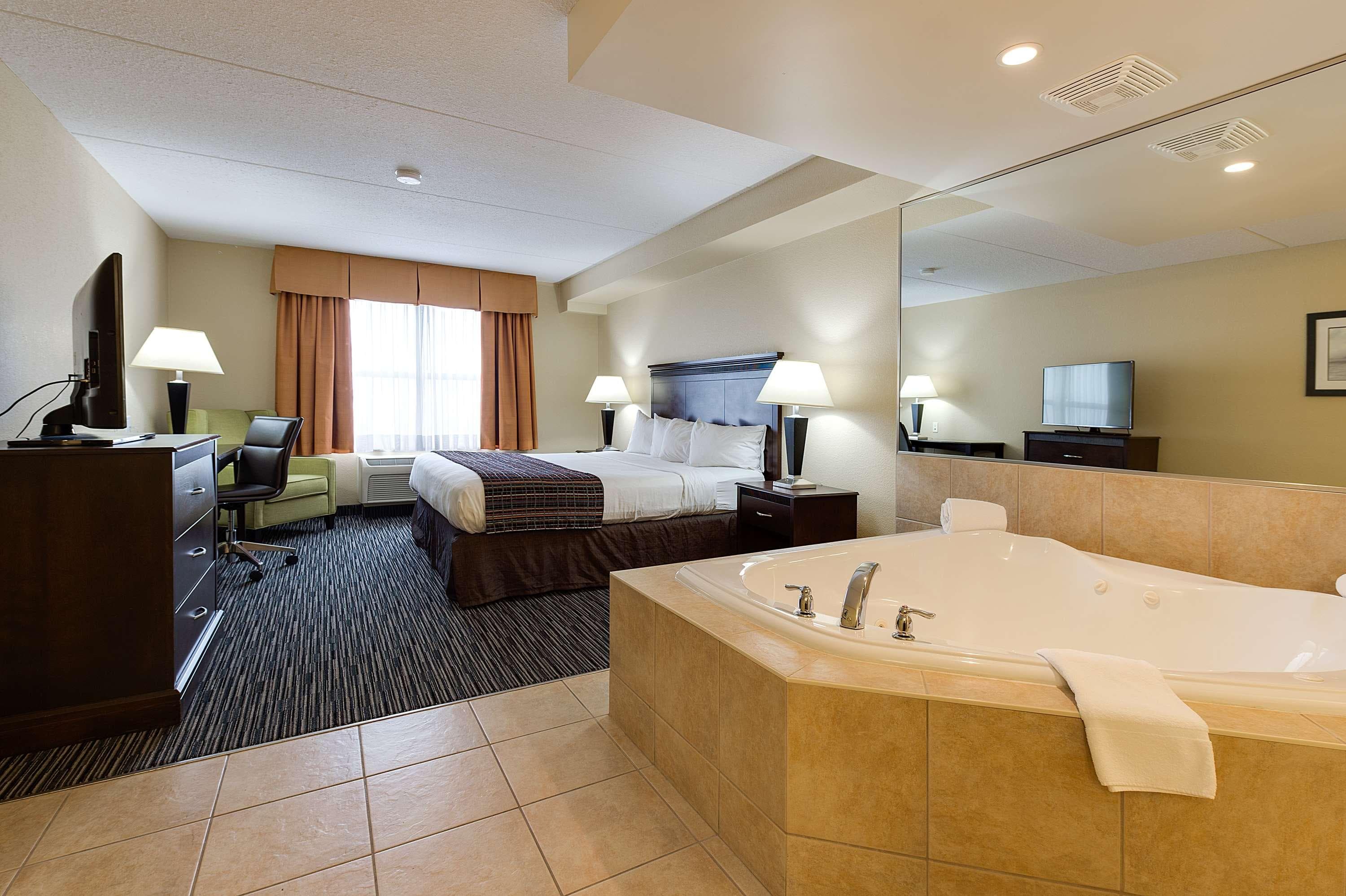 Country Inn & Suites by Radisson, Niagara Falls, ON - Image 3