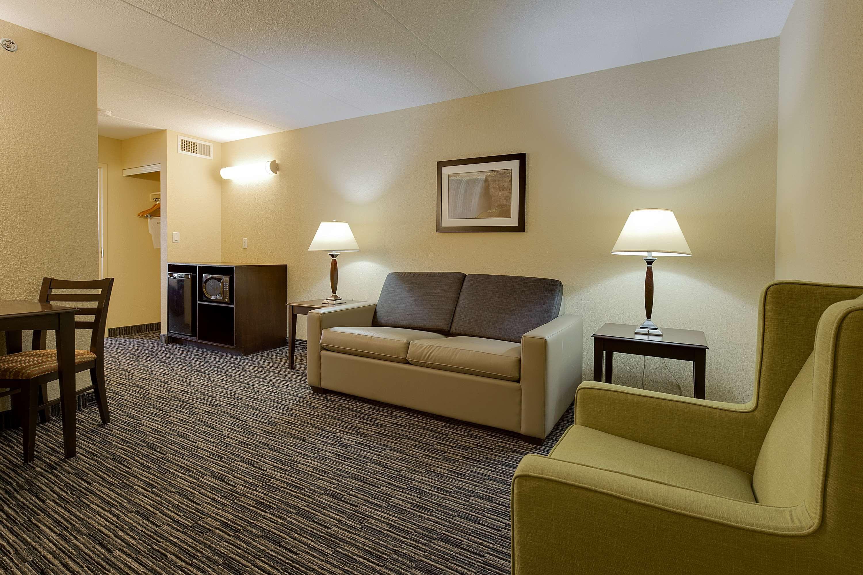 Country Inn & Suites by Radisson, Niagara Falls, ON - Image 2