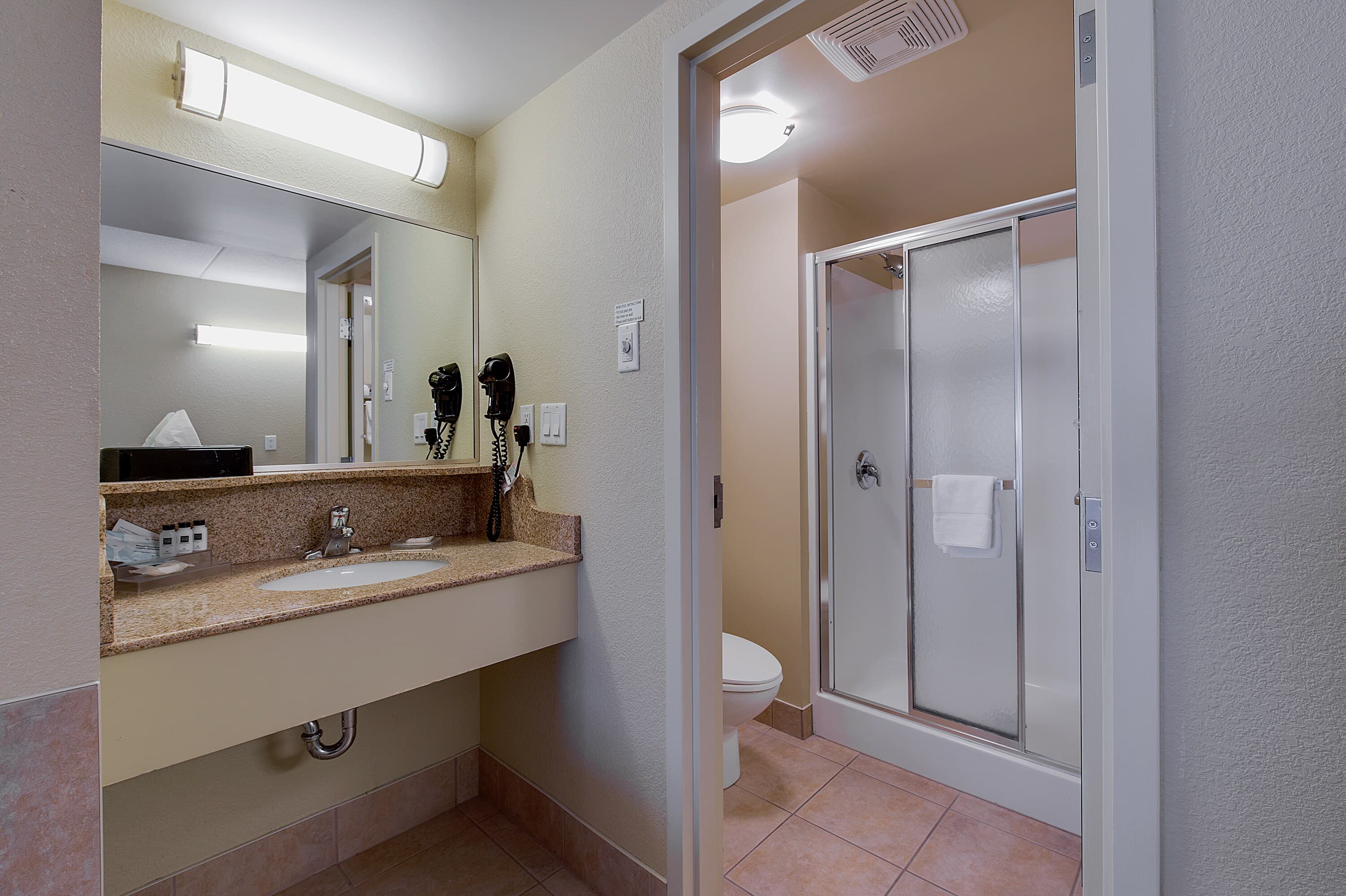Country Inn & Suites by Radisson, Niagara Falls, ON - Image 4