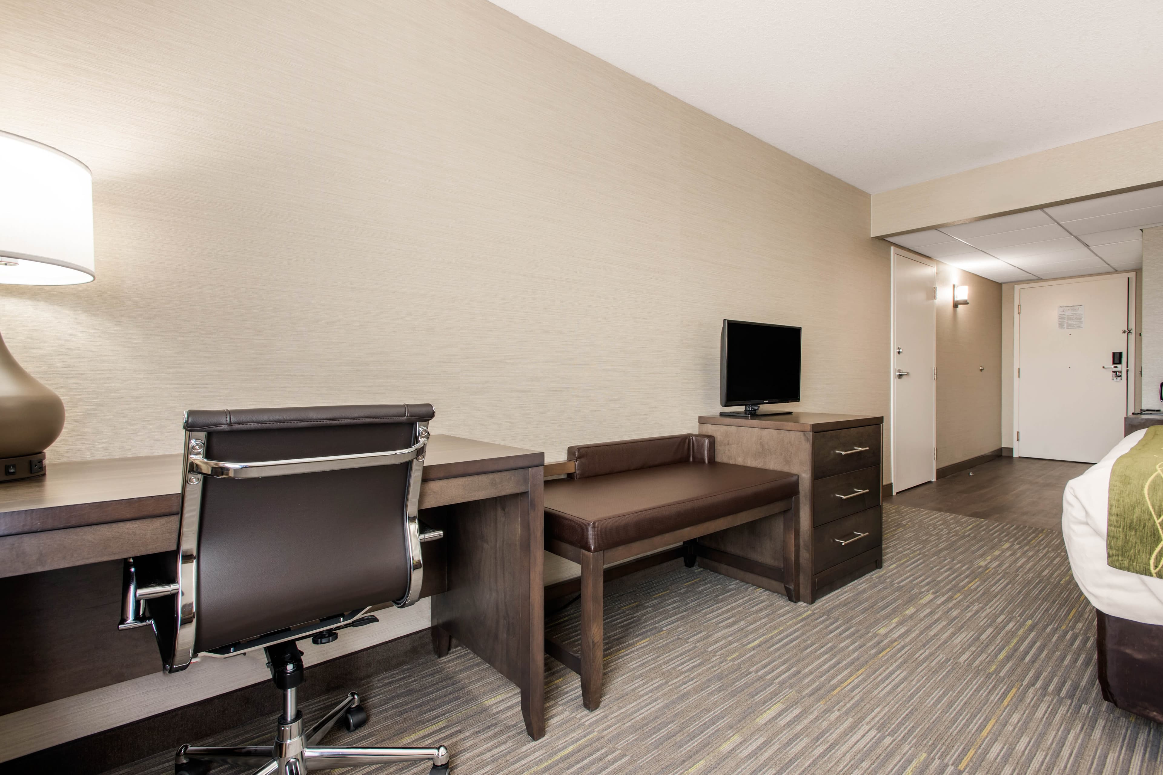 Comfort Inn & Suites - Image 4