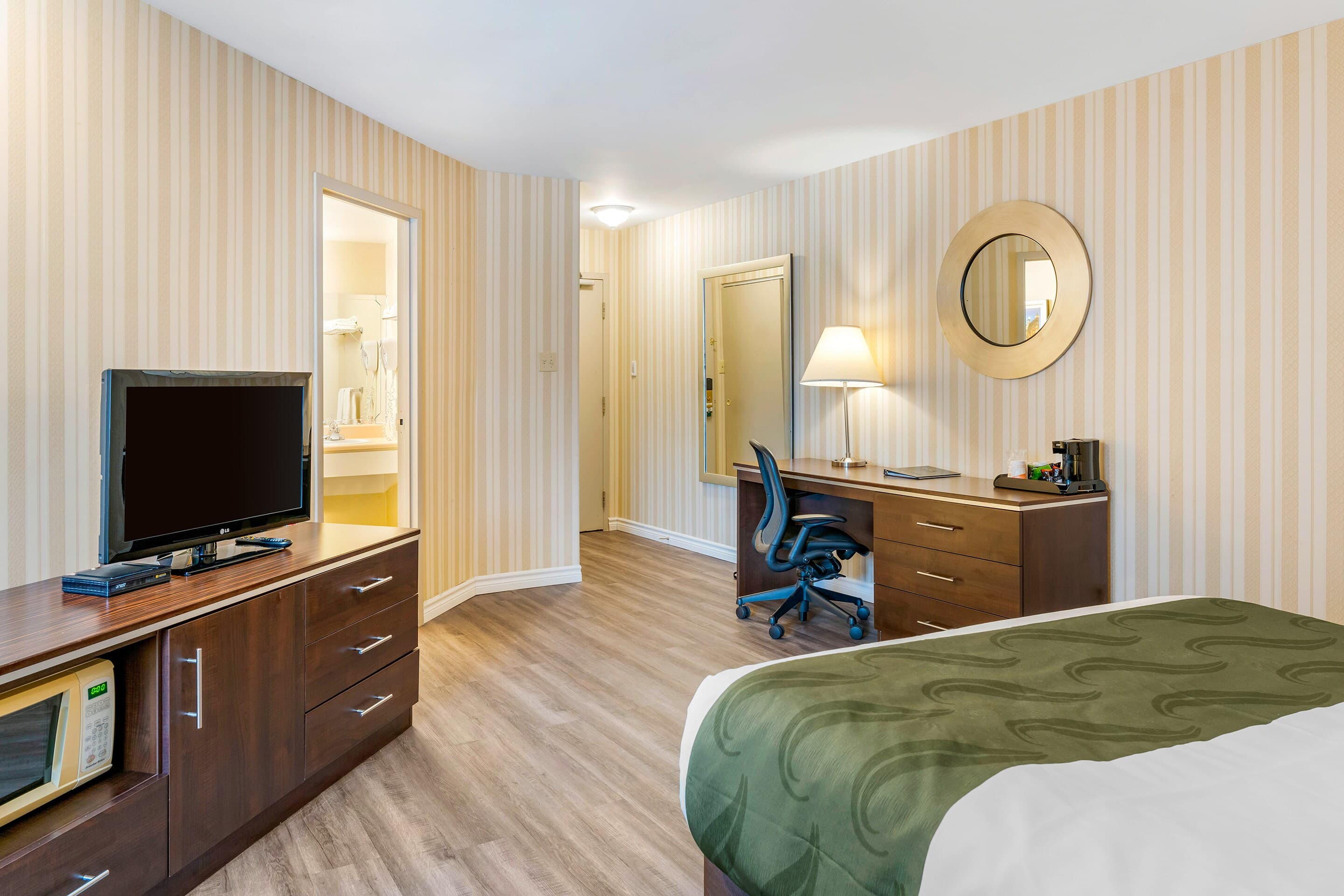 Quality Hotel & Suites - Image 4
