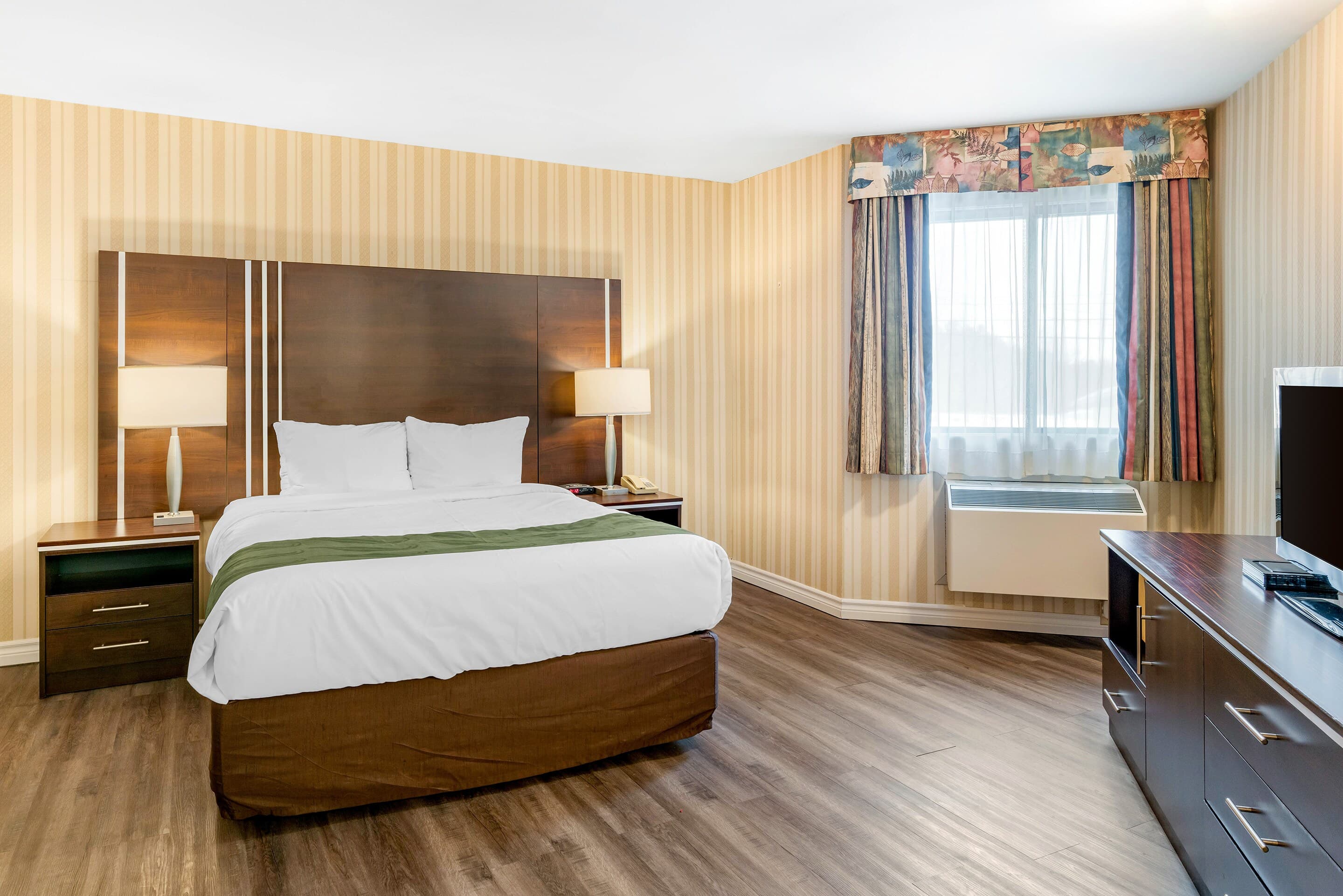 Quality Hotel & Suites - Image 5