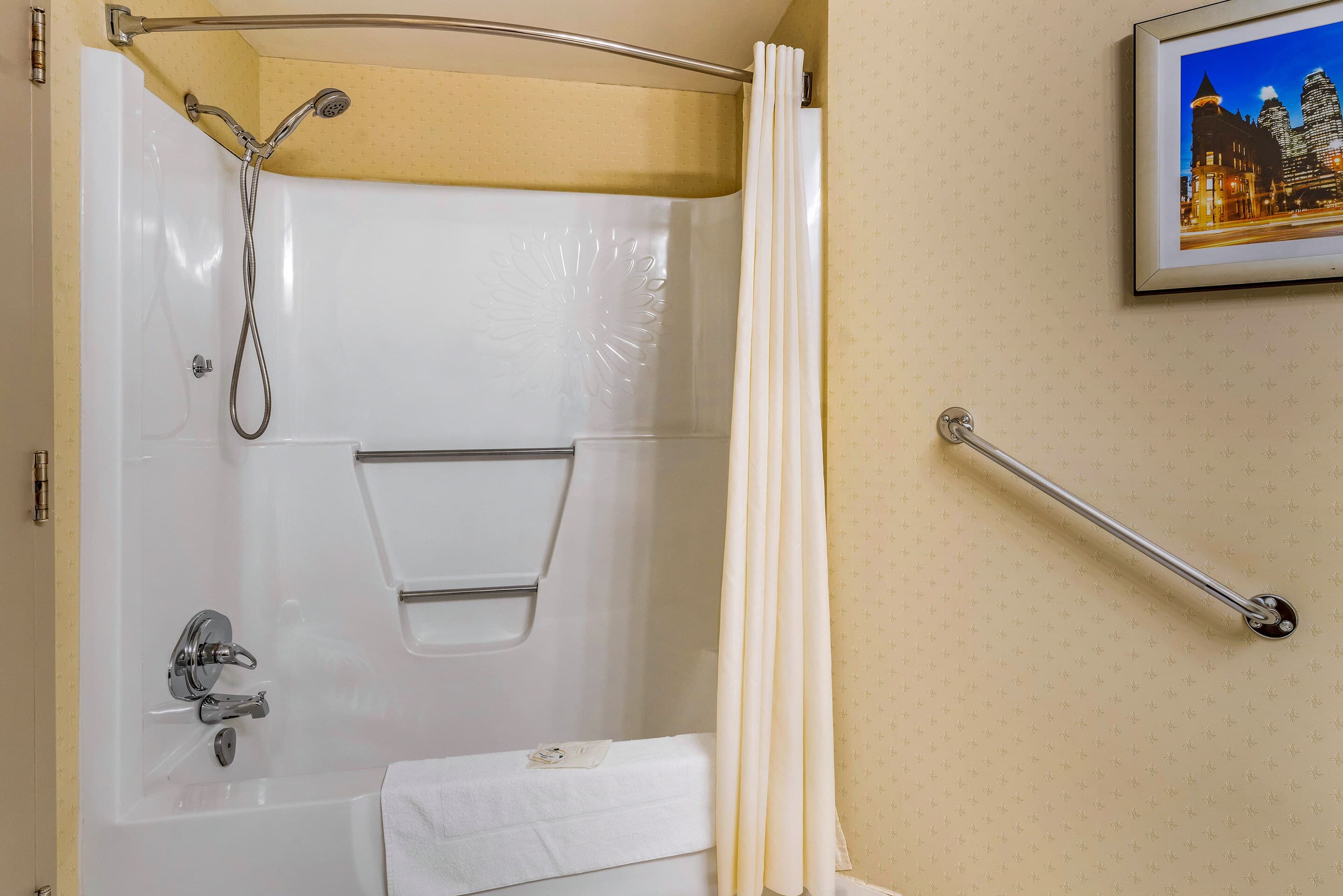 Quality Hotel & Suites — 6