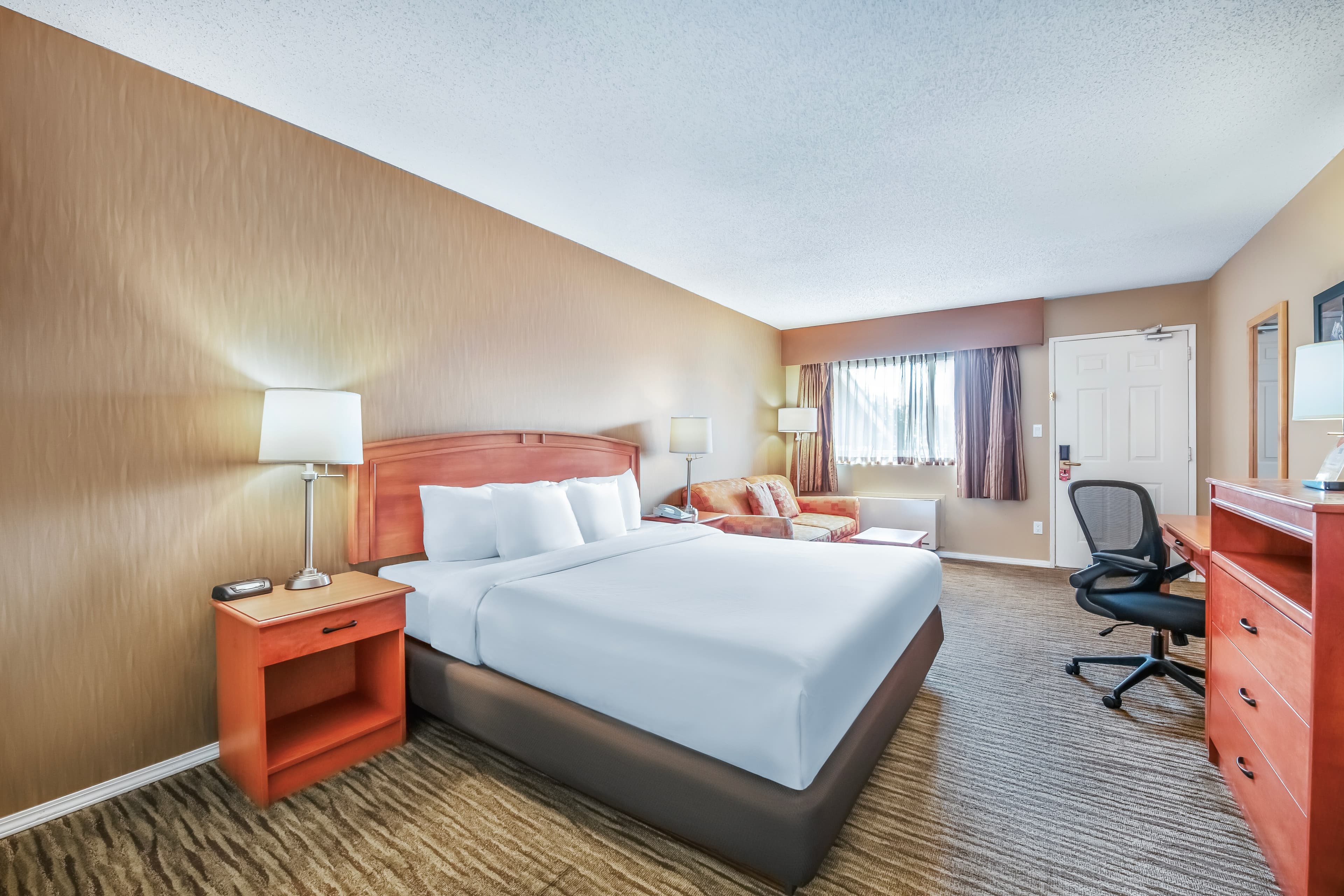 Econo Lodge Inn & Suites — 10