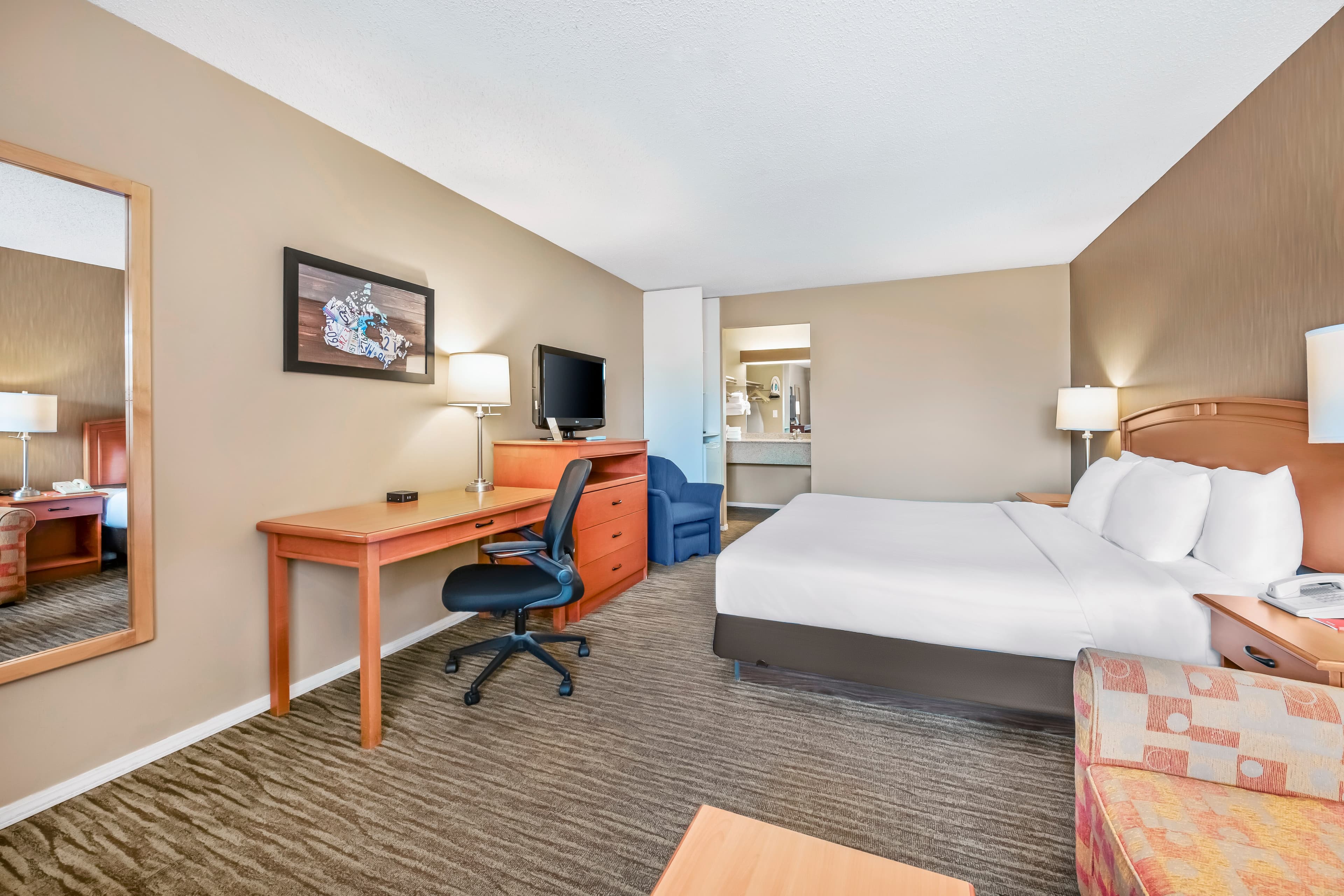 Econo Lodge Inn & Suites - Image 2