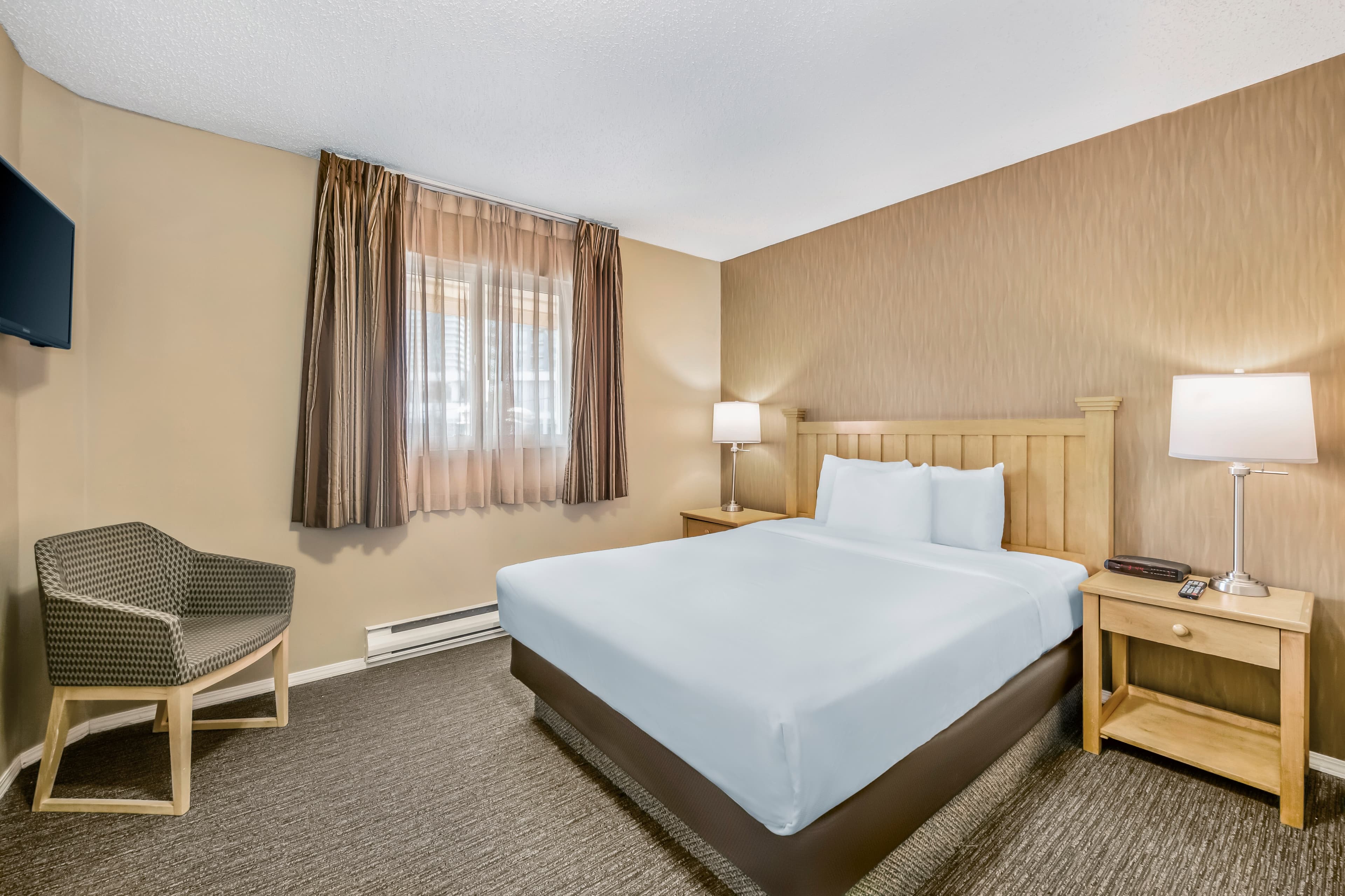 Econo Lodge Inn & Suites — 31