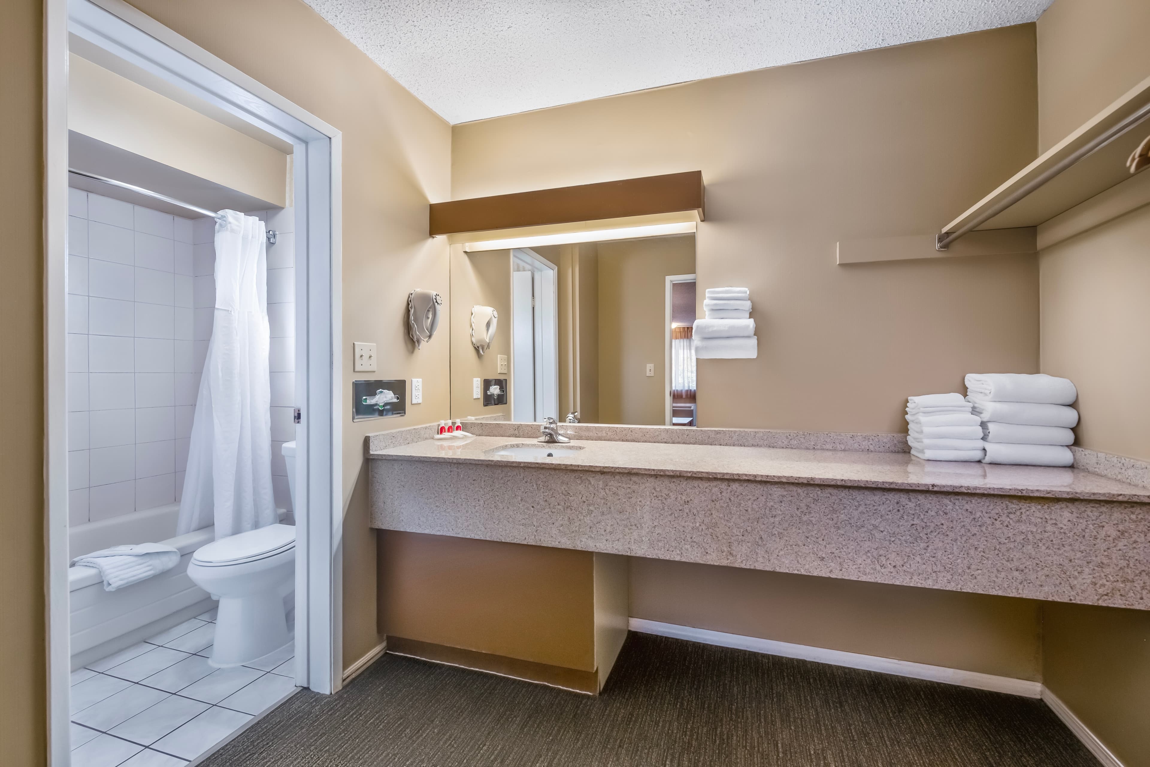 Econo Lodge Inn & Suites - Image 5
