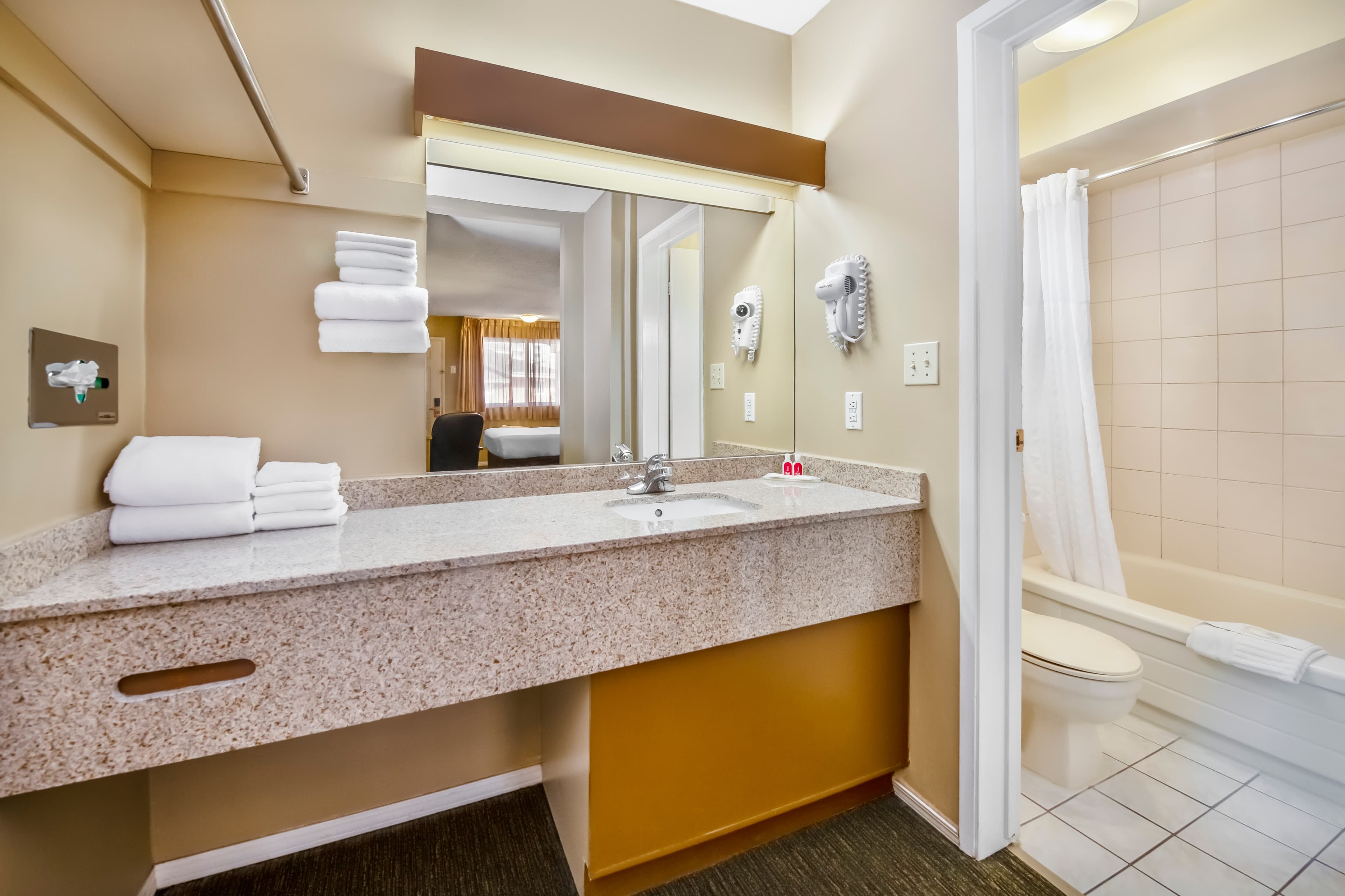 Econo Lodge Inn & Suites — 6