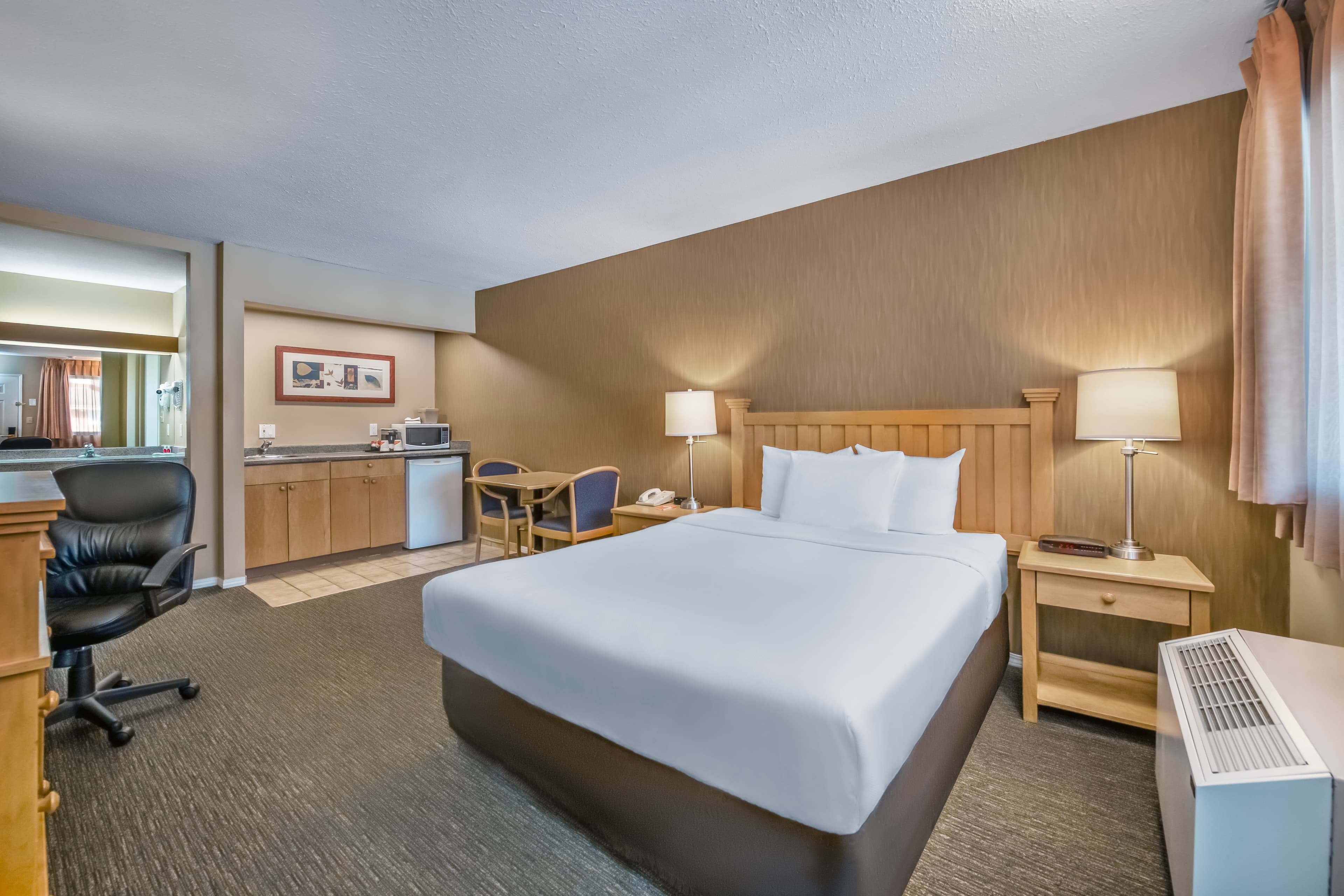 Econo Lodge Inn & Suites - Image 3