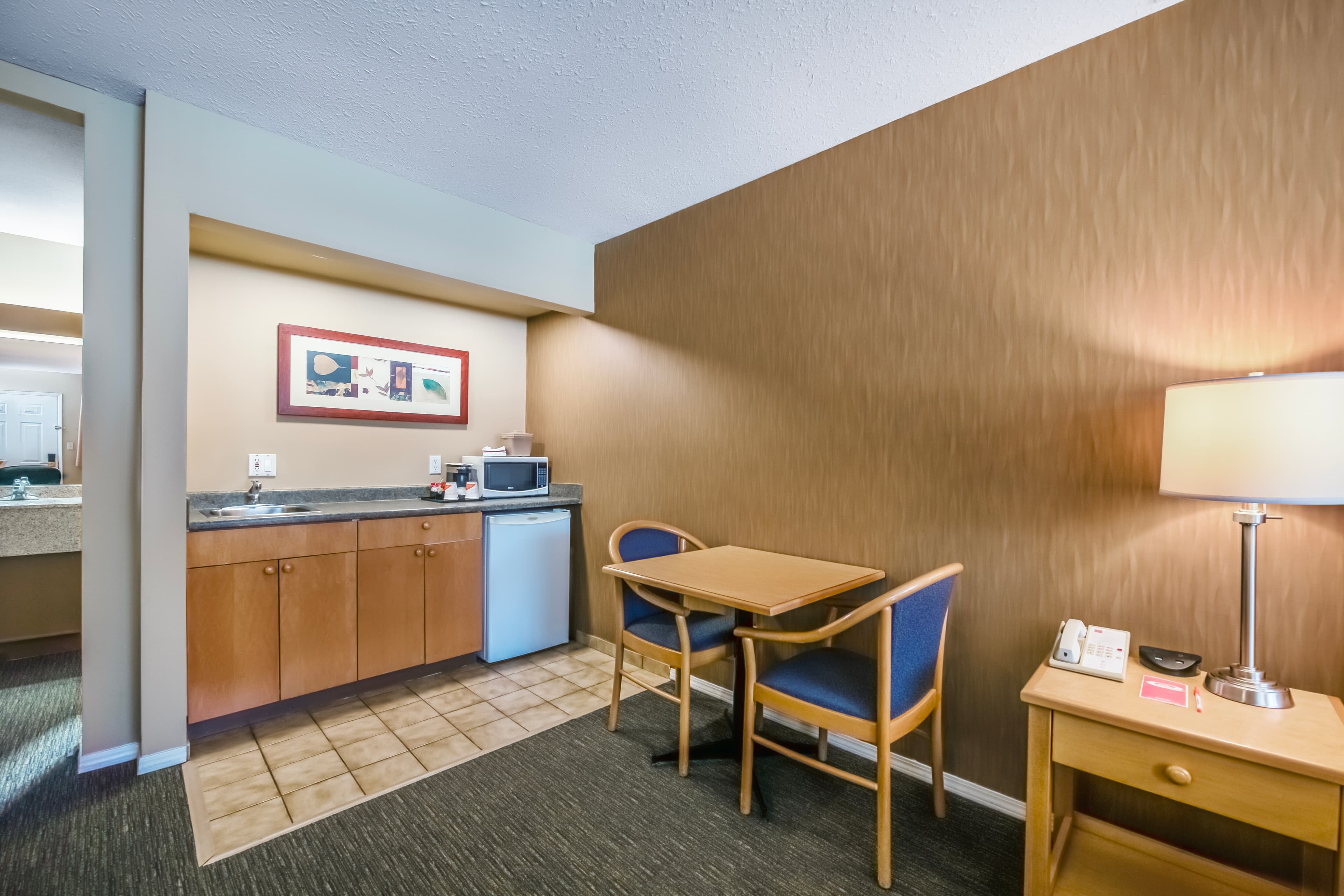 Econo Lodge Inn & Suites - Image 4