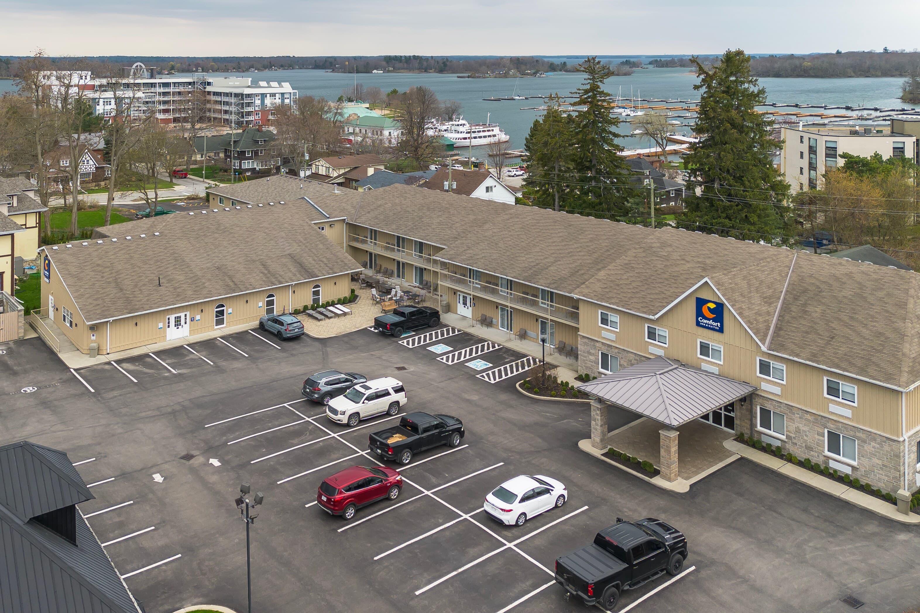 Comfort Inn & Suites Thousand Islands Harbour District - Image 1