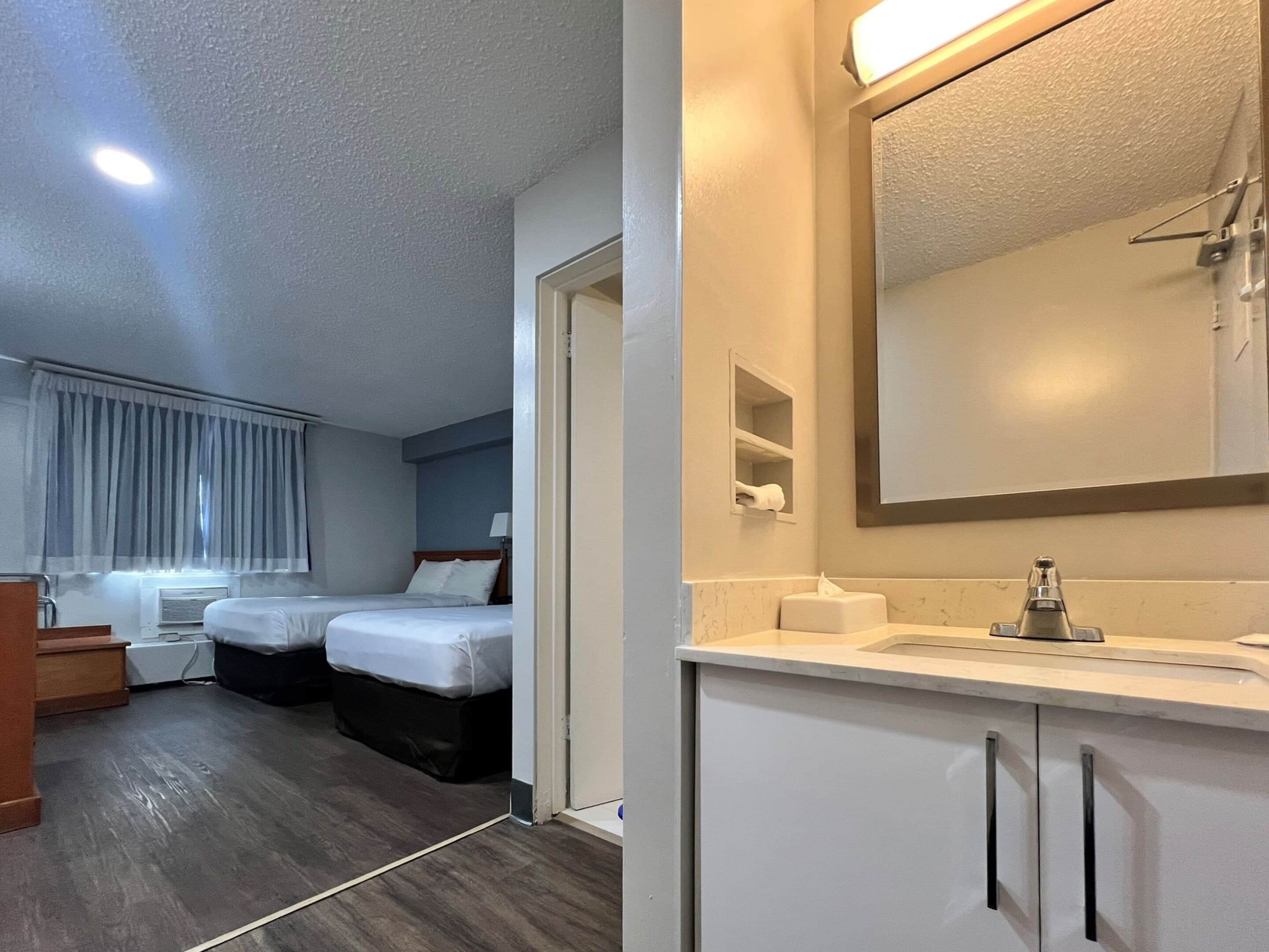 Econo Lodge Motel Village — 15