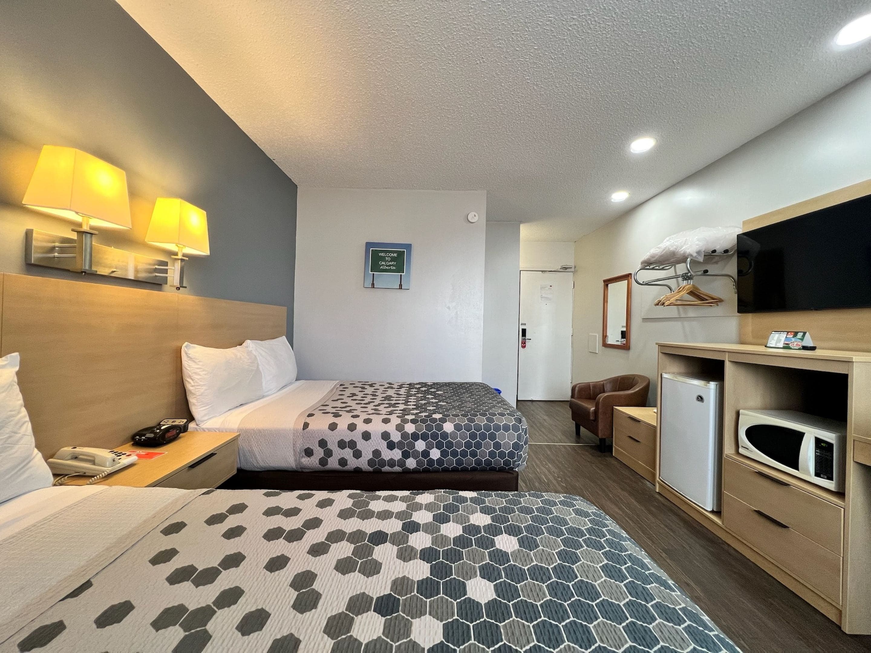 Econo Lodge Motel Village - Image 4