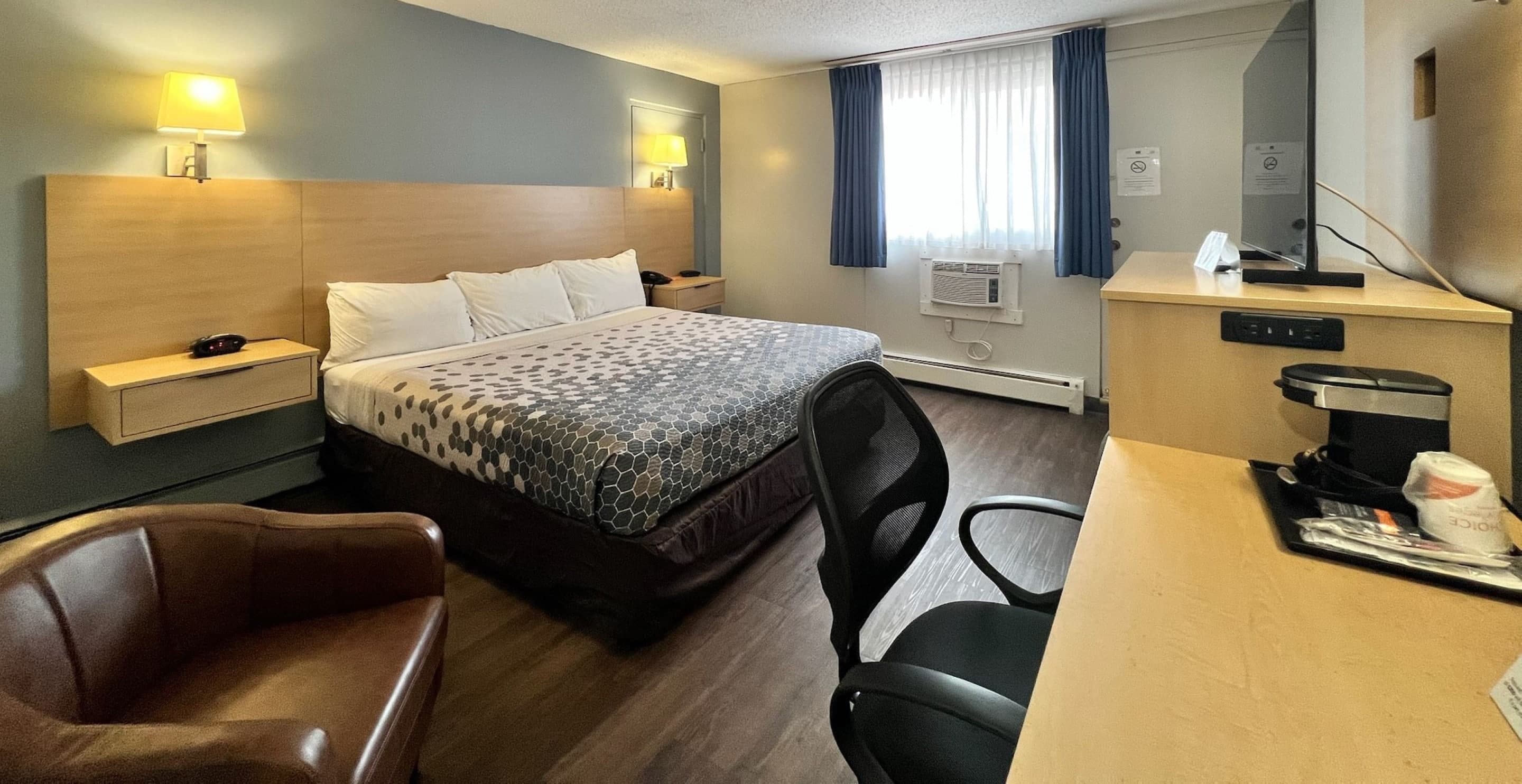 Econo Lodge Motel Village — 25