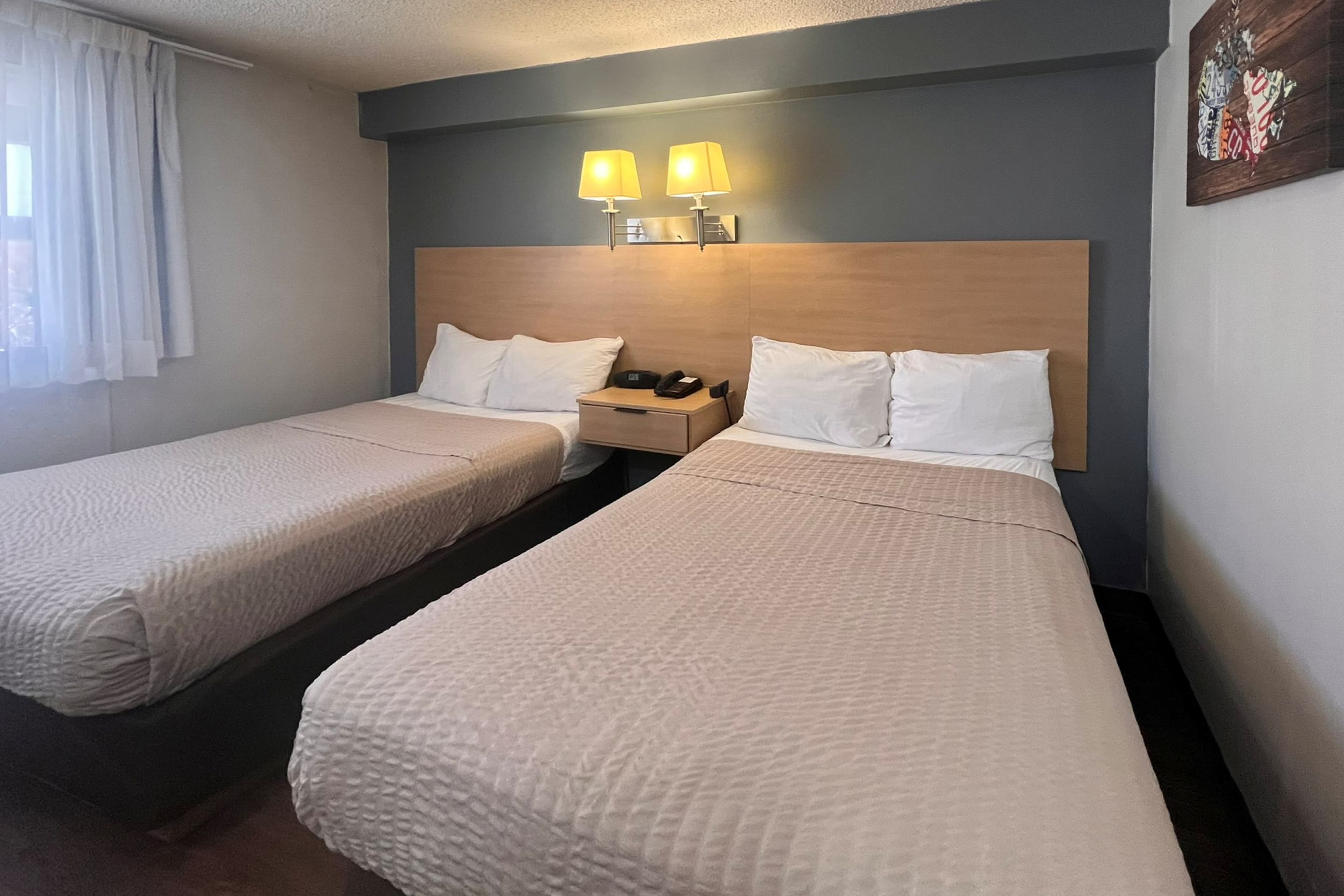 Econo Lodge Motel Village — 7