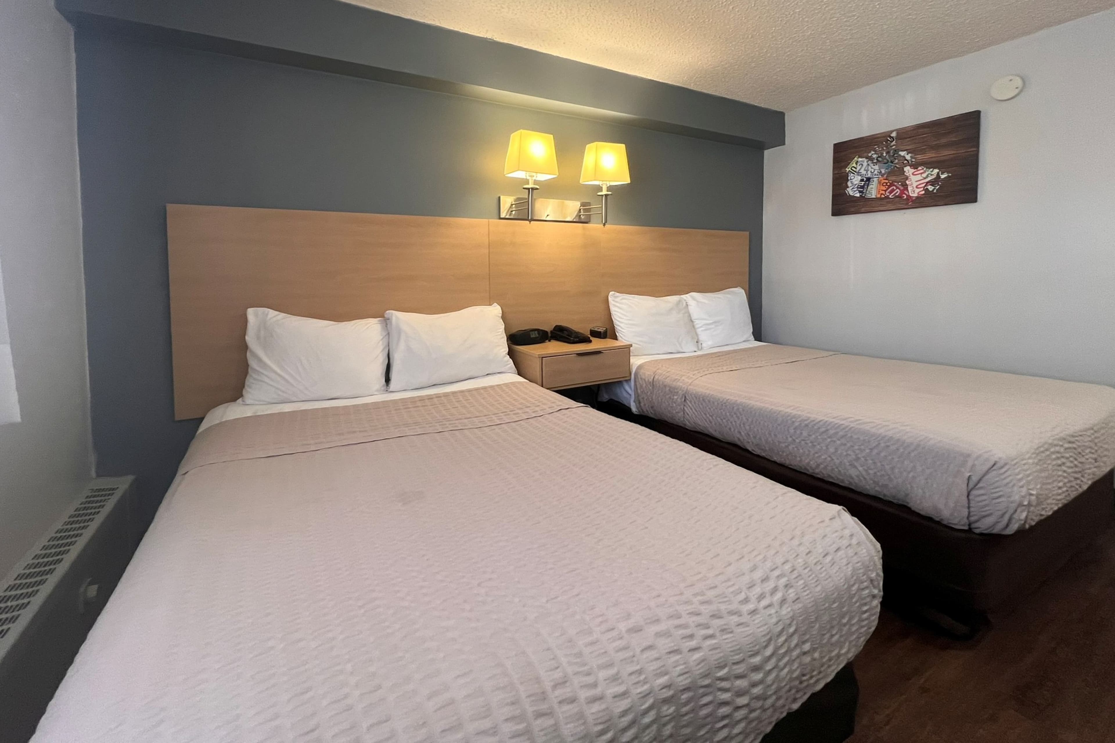Econo Lodge Motel Village — 8