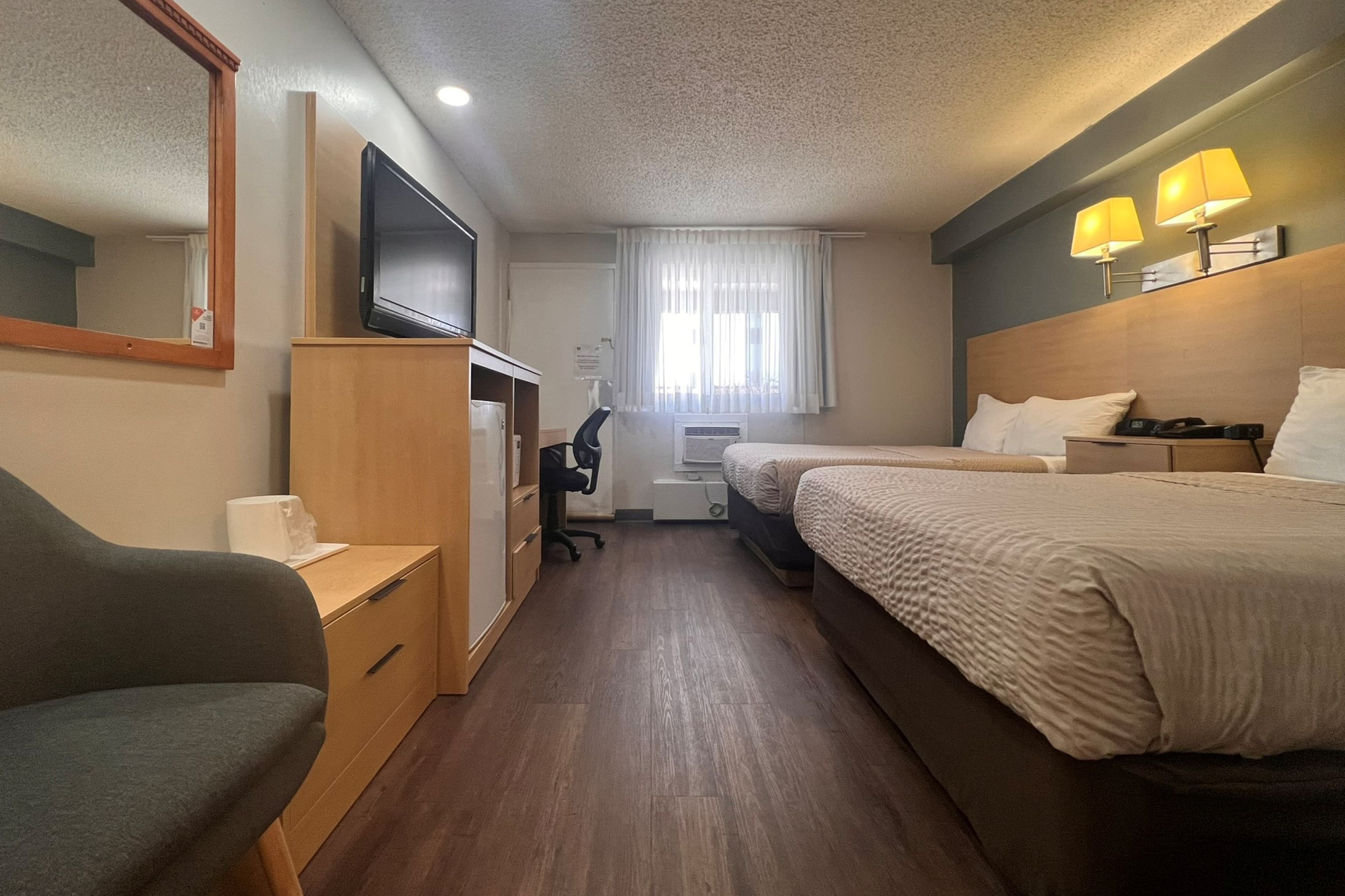 Econo Lodge Motel Village — 9